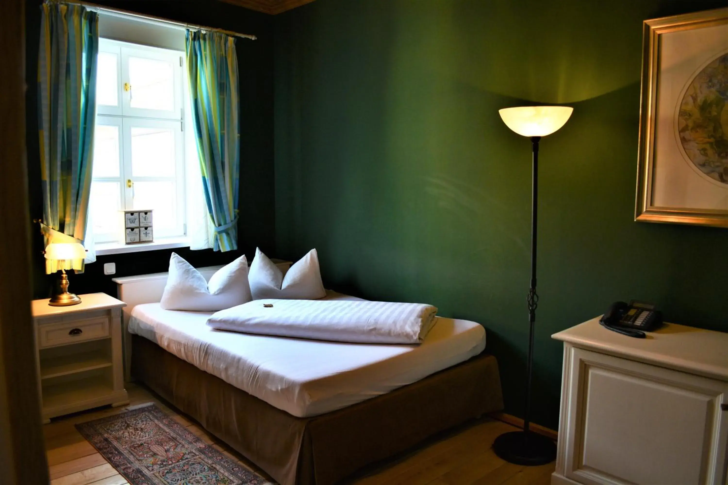 Photo of the whole room, Bed in Die Kronacher Stadthotels