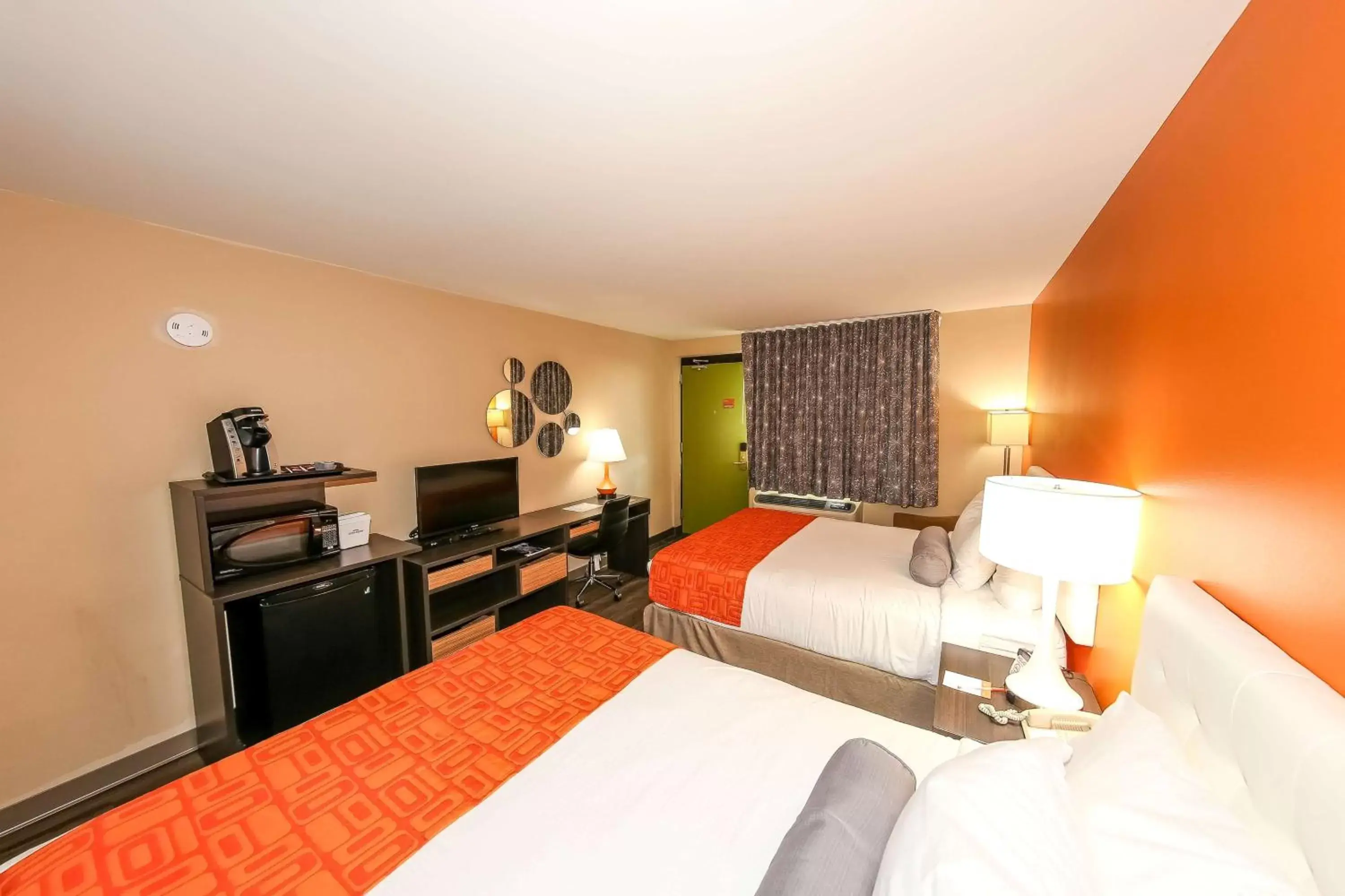 Photo of the whole room, Bed in Howard Johnson by Wyndham Winnipeg West