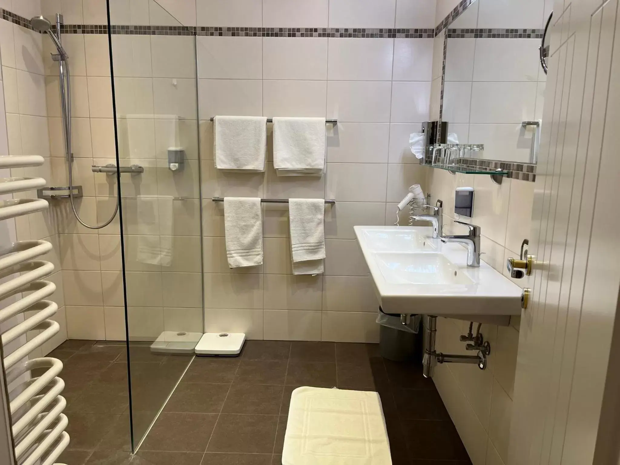 Bathroom in Tinschert Hotel-Restaurant-Partyservice