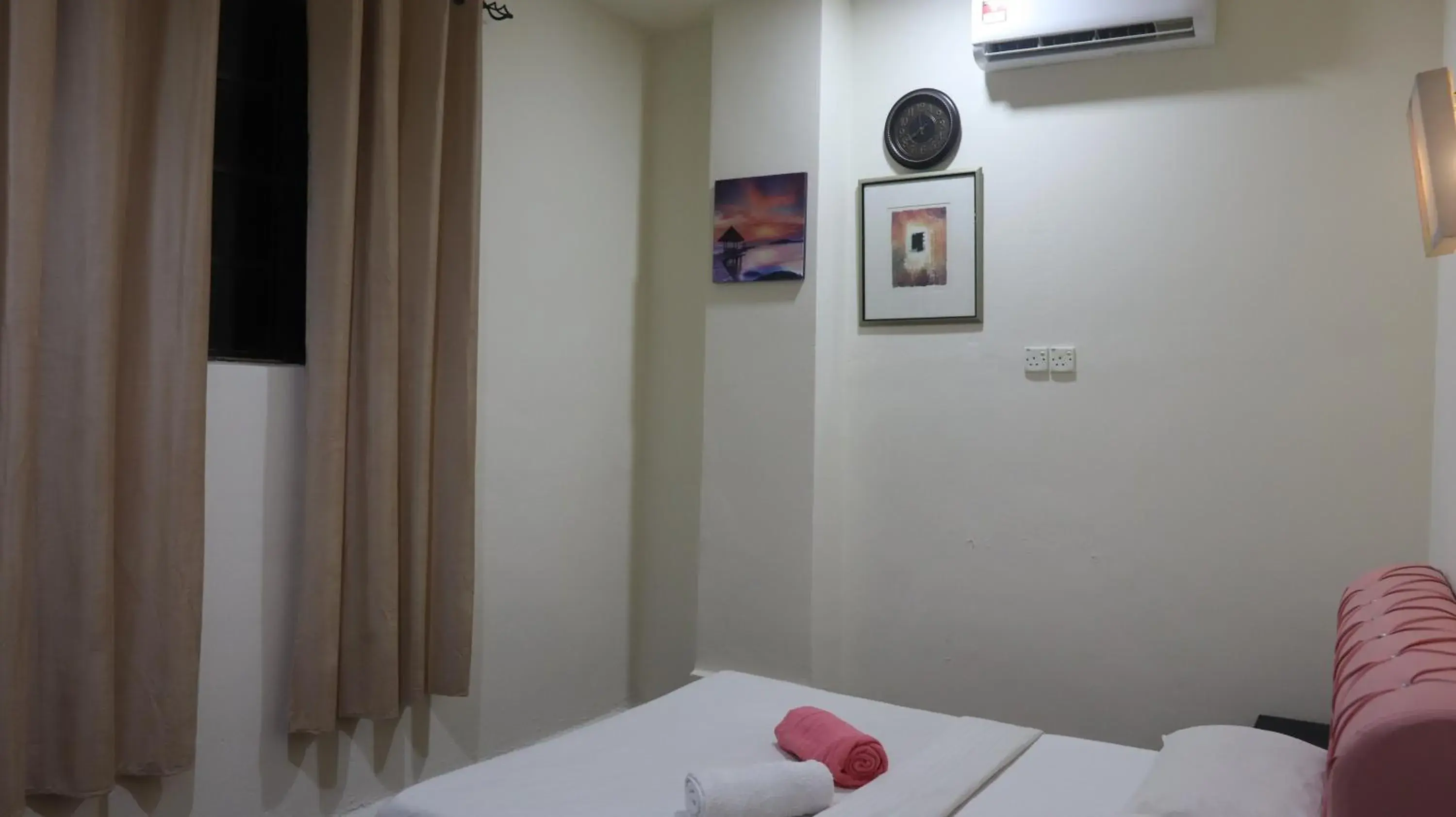 Photo of the whole room, Bed in The Explorers Guesthouse and Hostel Photo of the whole room, Bed in The Explorers Guesthouse and Hostel