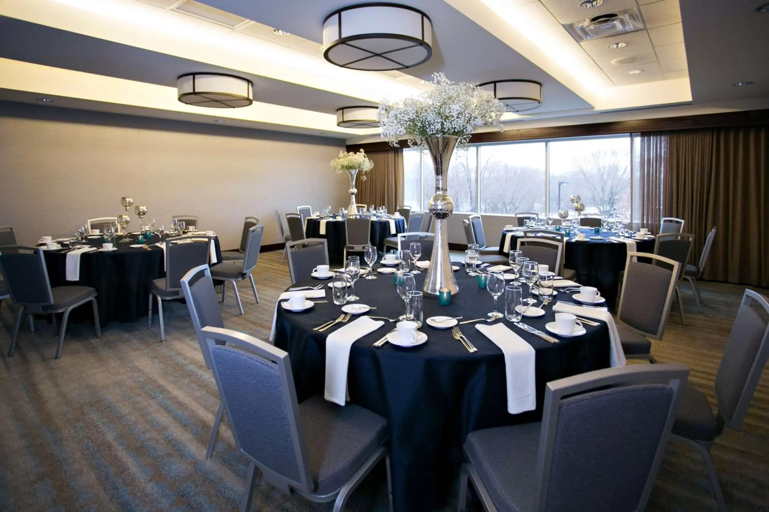 Meeting/conference room, Restaurant/Places to Eat in Hilton Minneapolis Bloomington