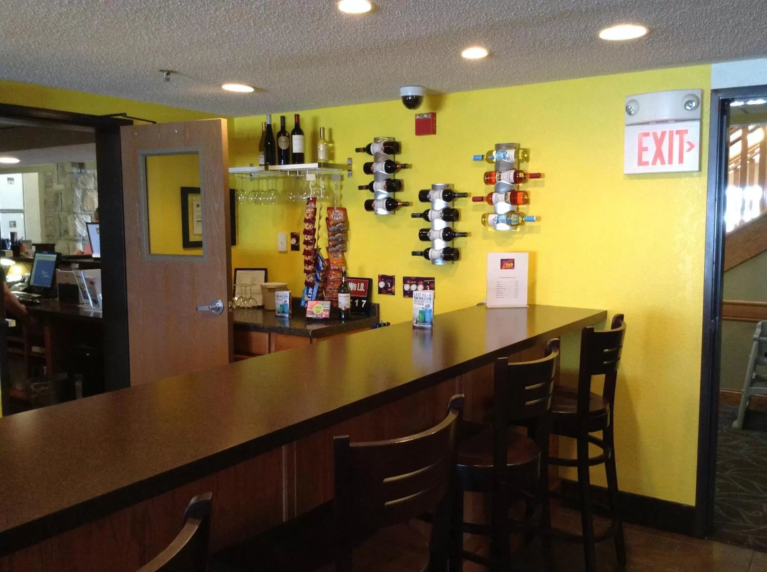 Lounge or bar, Lounge/Bar in AmericInn by Wyndham Fort Dodge
