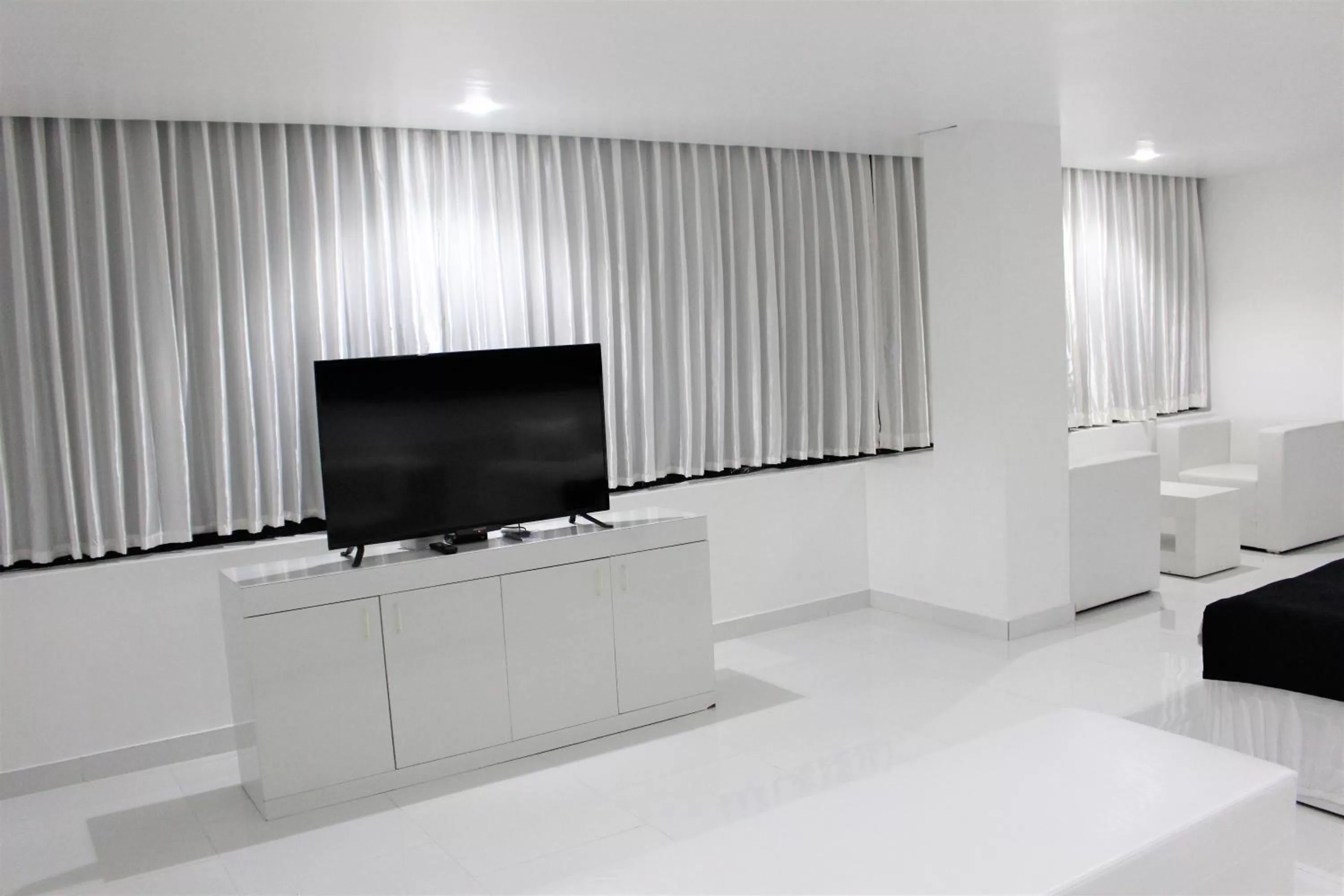 TV and multimedia, TV/Entertainment Center in Hotel Hulk