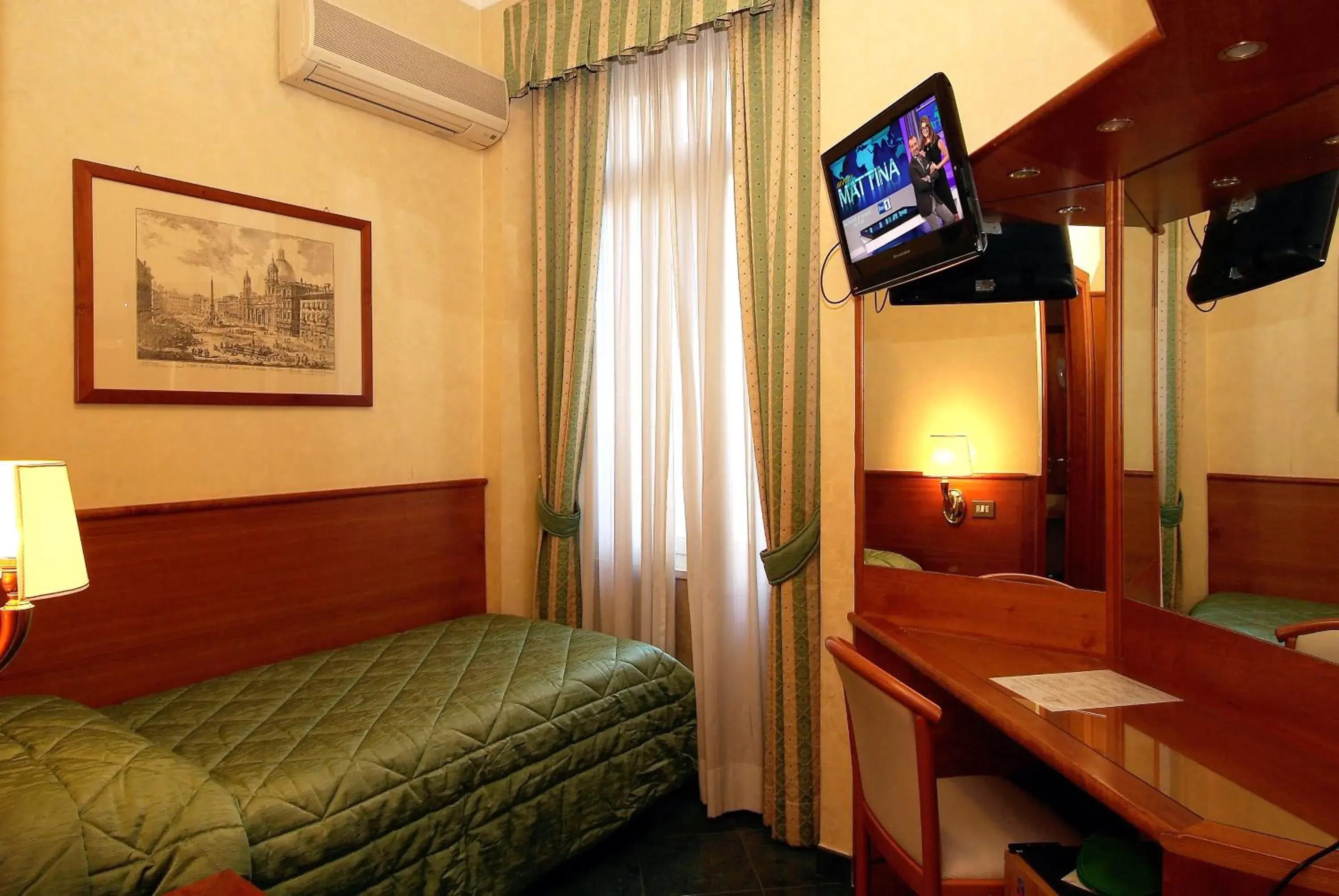Bed, TV/Entertainment Center in Hotel Argentina