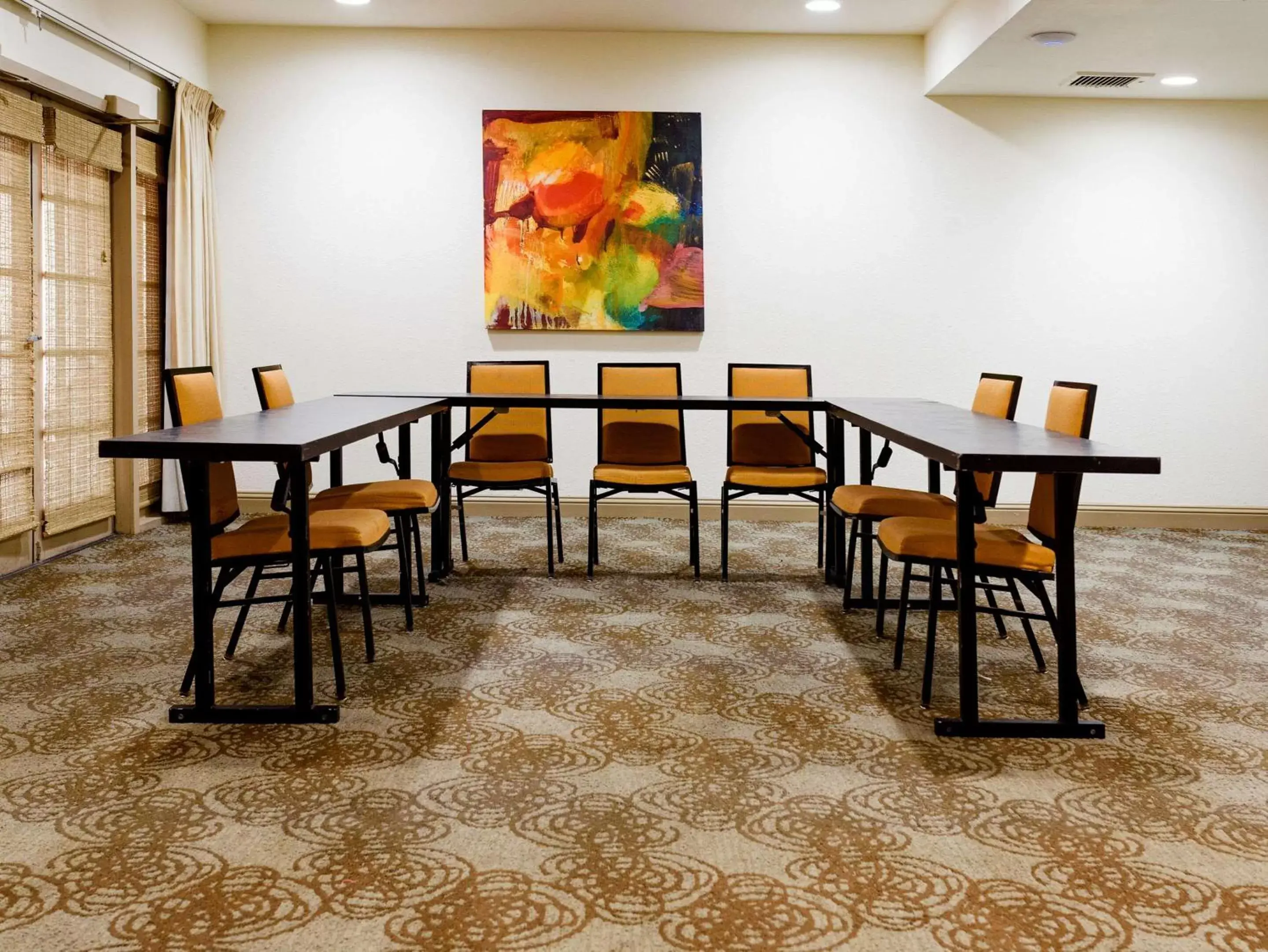 On site, Dining Area in Comfort Suites Medical District near Mall of Louisiana