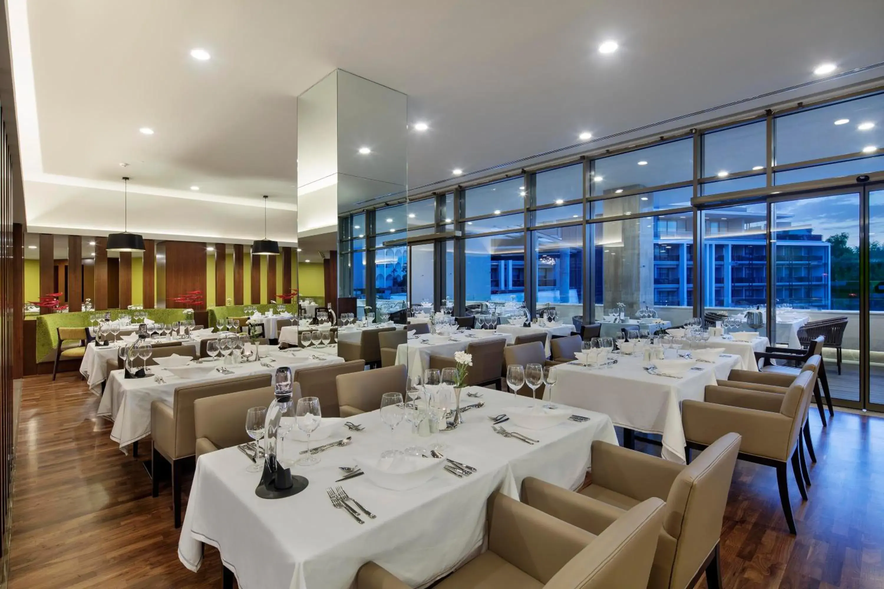 Restaurant/Places to Eat in The Sense Deluxe Hotel