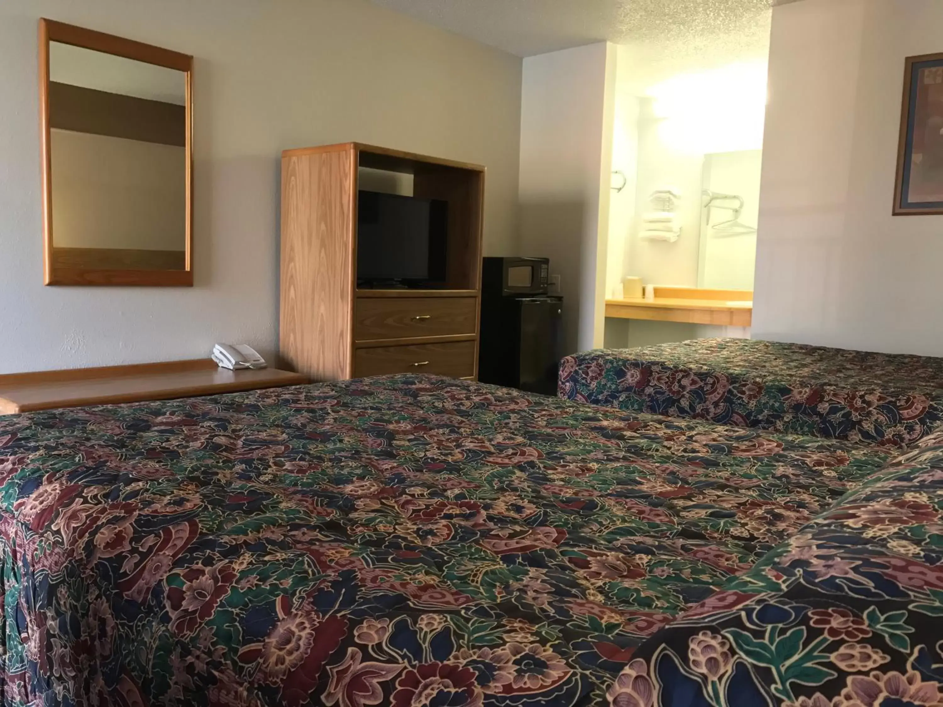 TV and multimedia, Bed in American Inn Kansas City, KS