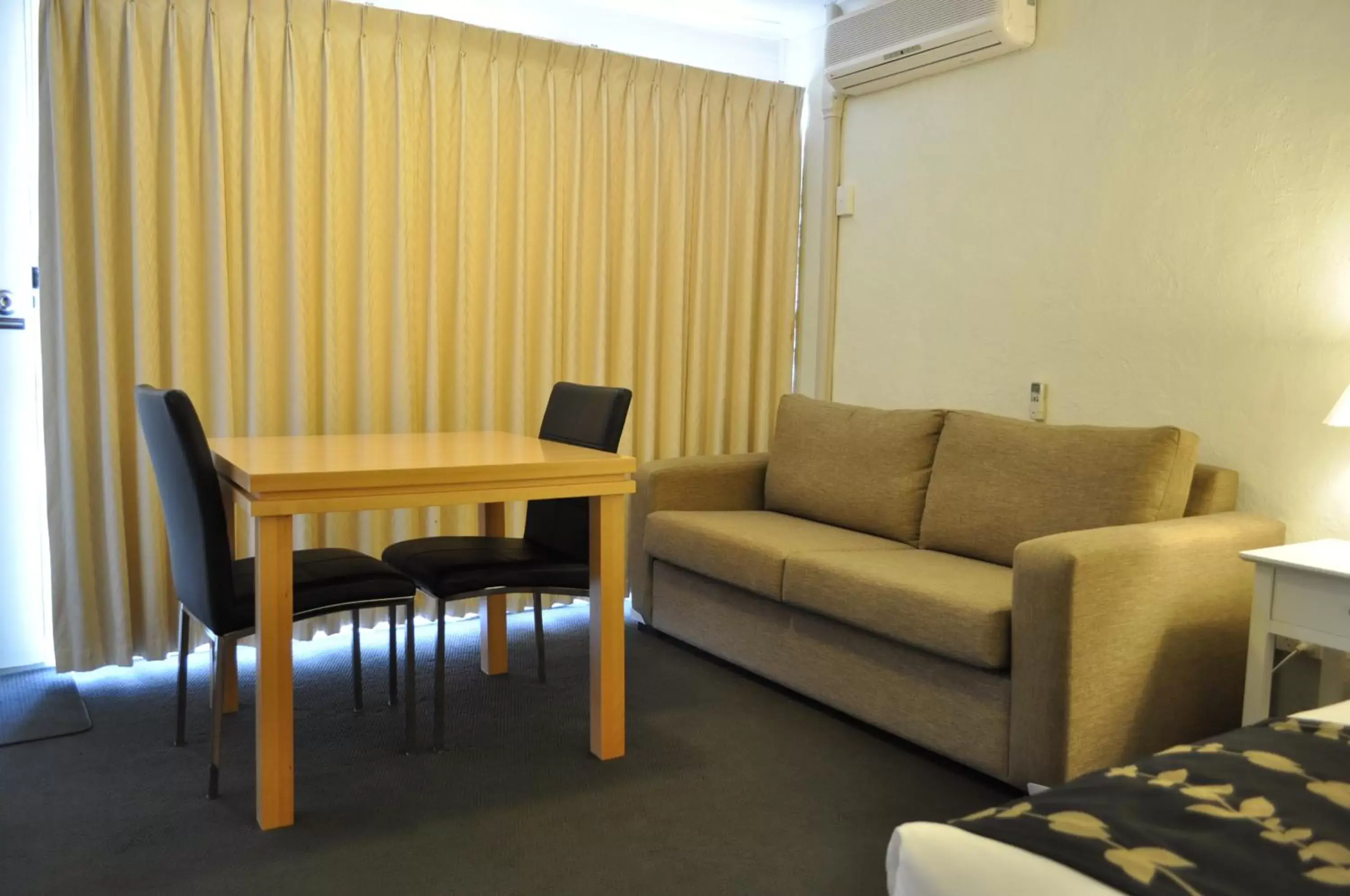 Living room, Seating Area in Albury Burvale Motor Inn