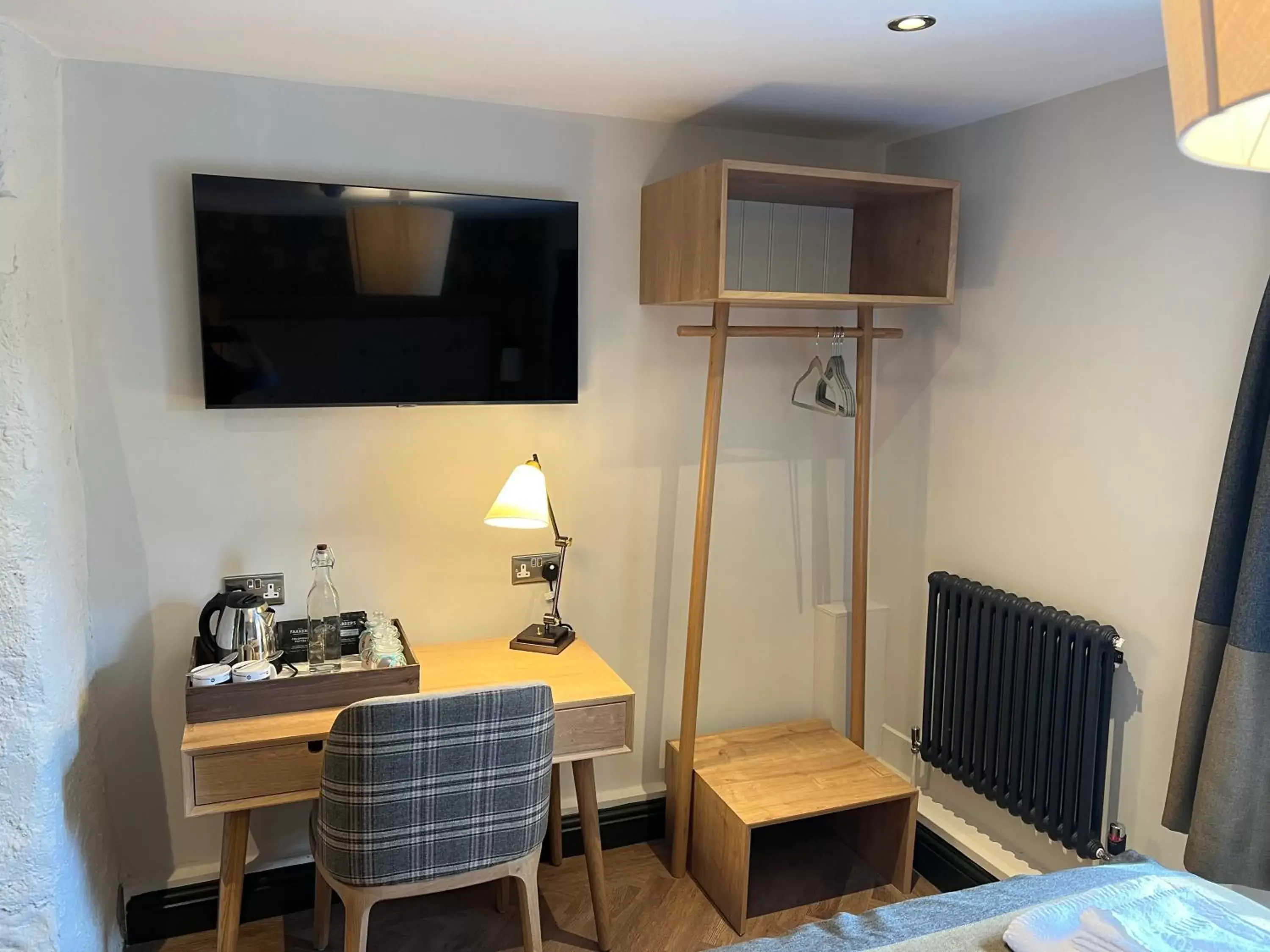 Bedroom, TV/Entertainment Center in Queens Head Inn, Tirril