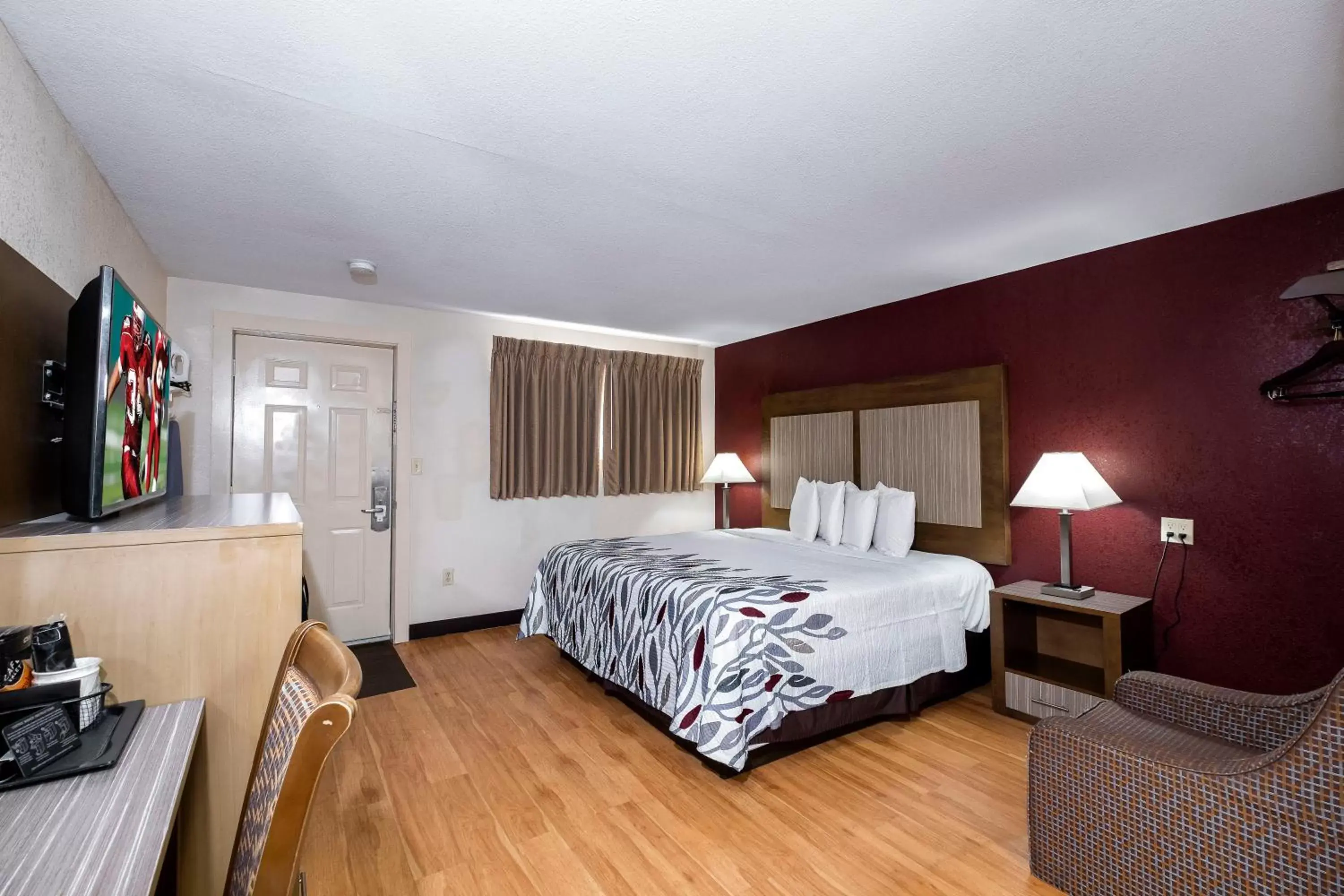 Bedroom in Red Roof Inn Neptune - Jersey Shore