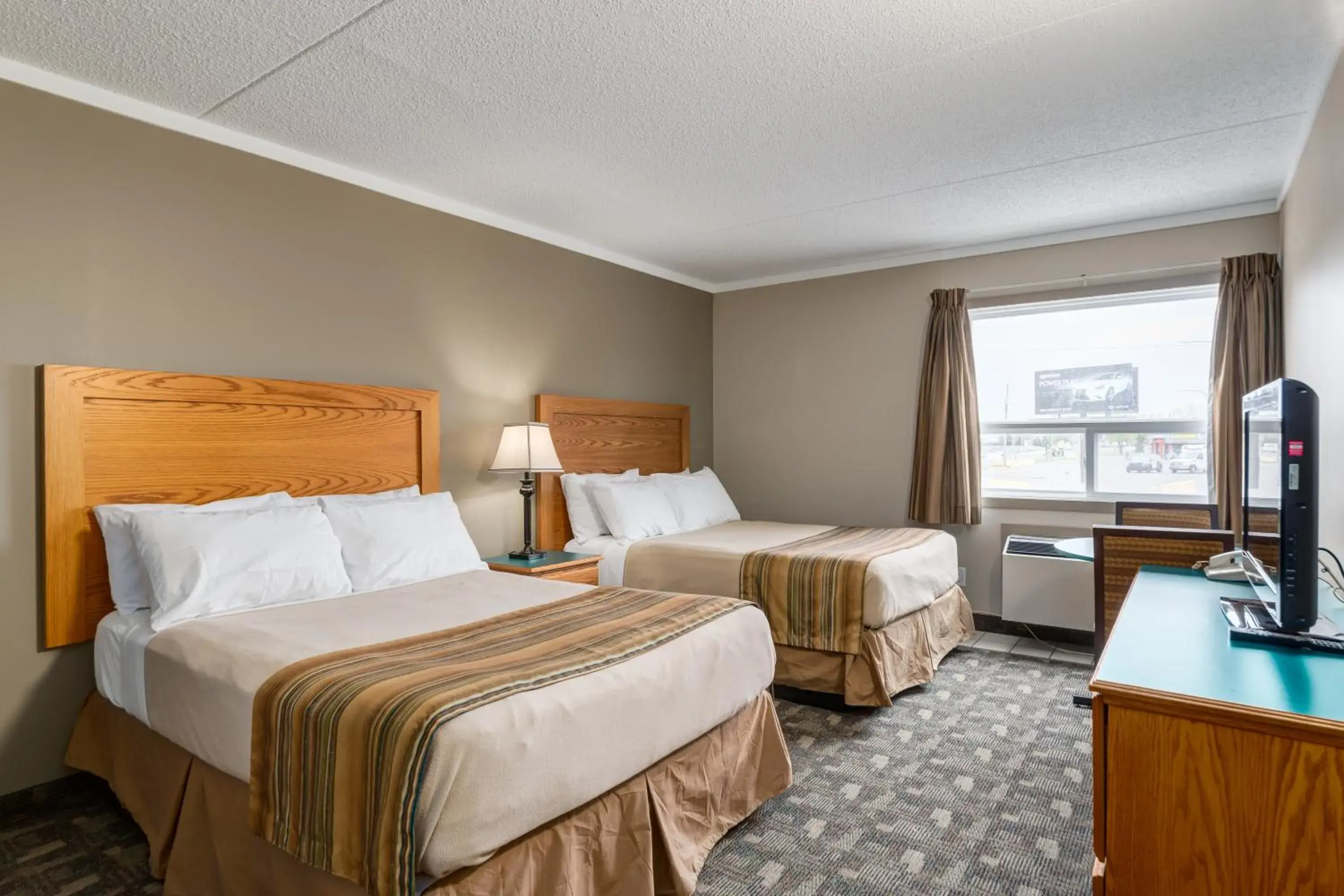Photo of the whole room, Bed in Airport Traveller's Inn