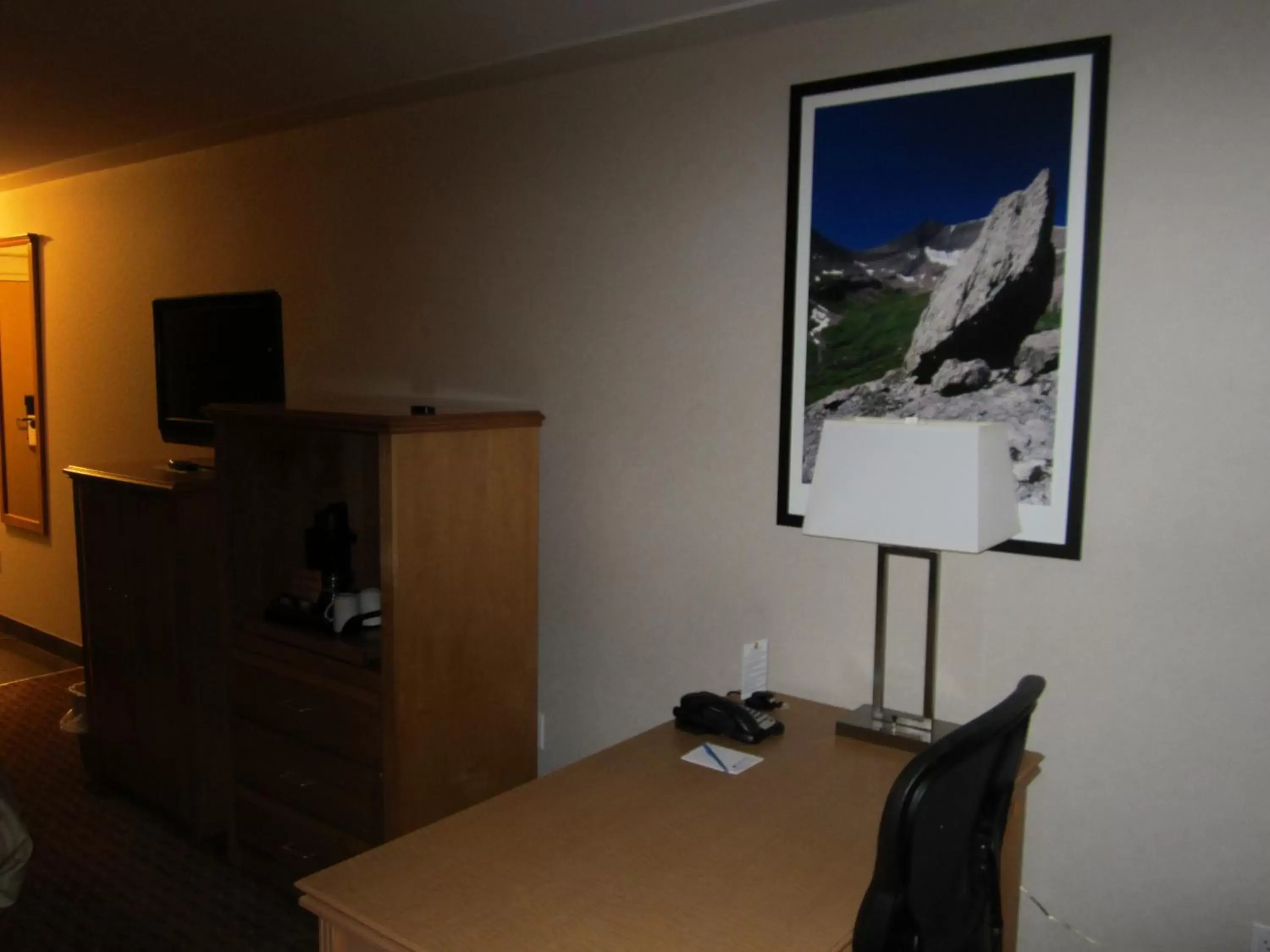 Seating area, TV/Entertainment Center in Woodlands Inn & Suites