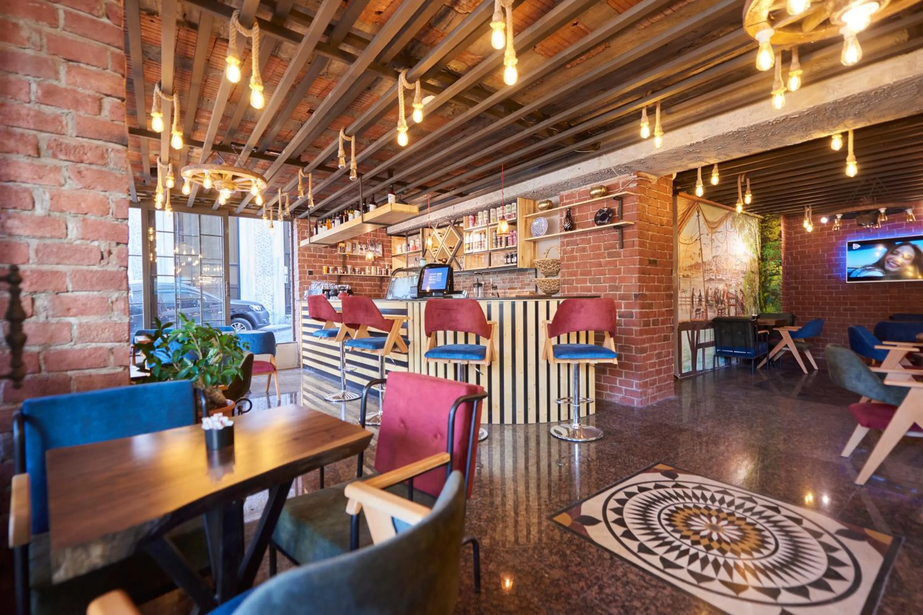 Restaurant/places to eat in Sunlight Hotel