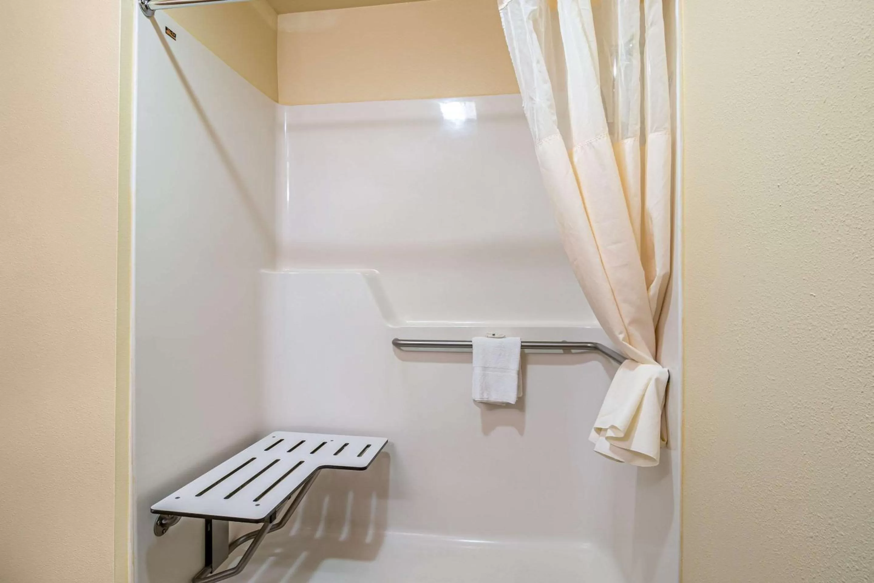 Bathroom in Quality Inn Bend North