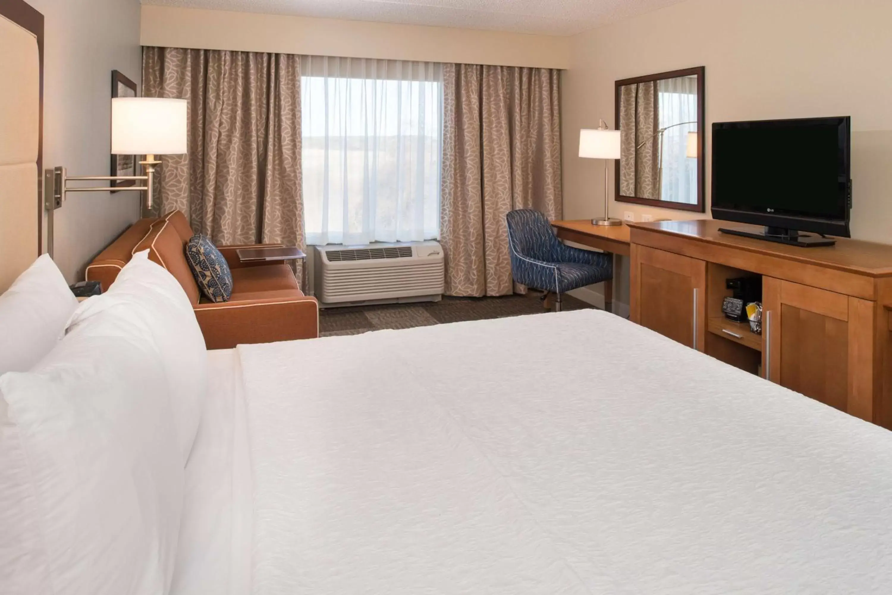 Bed, TV/Entertainment Center in Hampton Inn and Suites Schertz