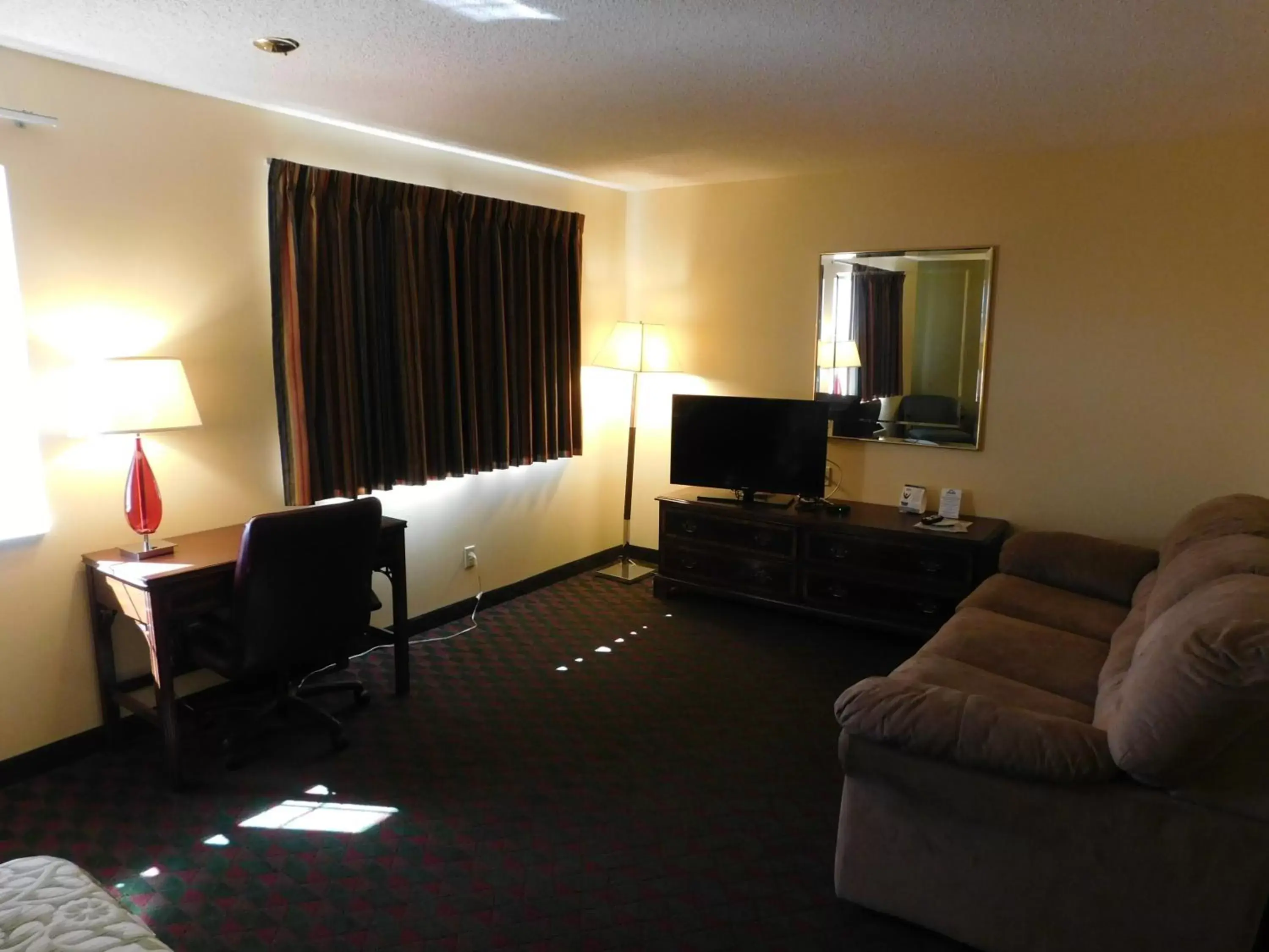 Living room, Seating Area in Days Inn by Wyndham Lexington NE