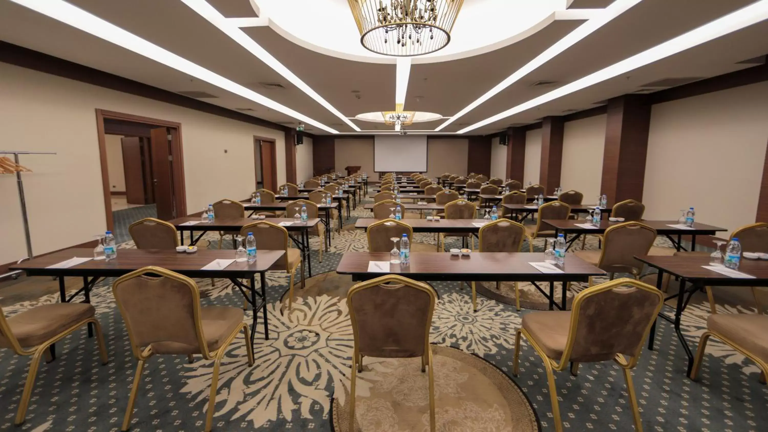 Meeting/conference room in Holiday Inn Ankara - Cukurambar, an IHG Hotel