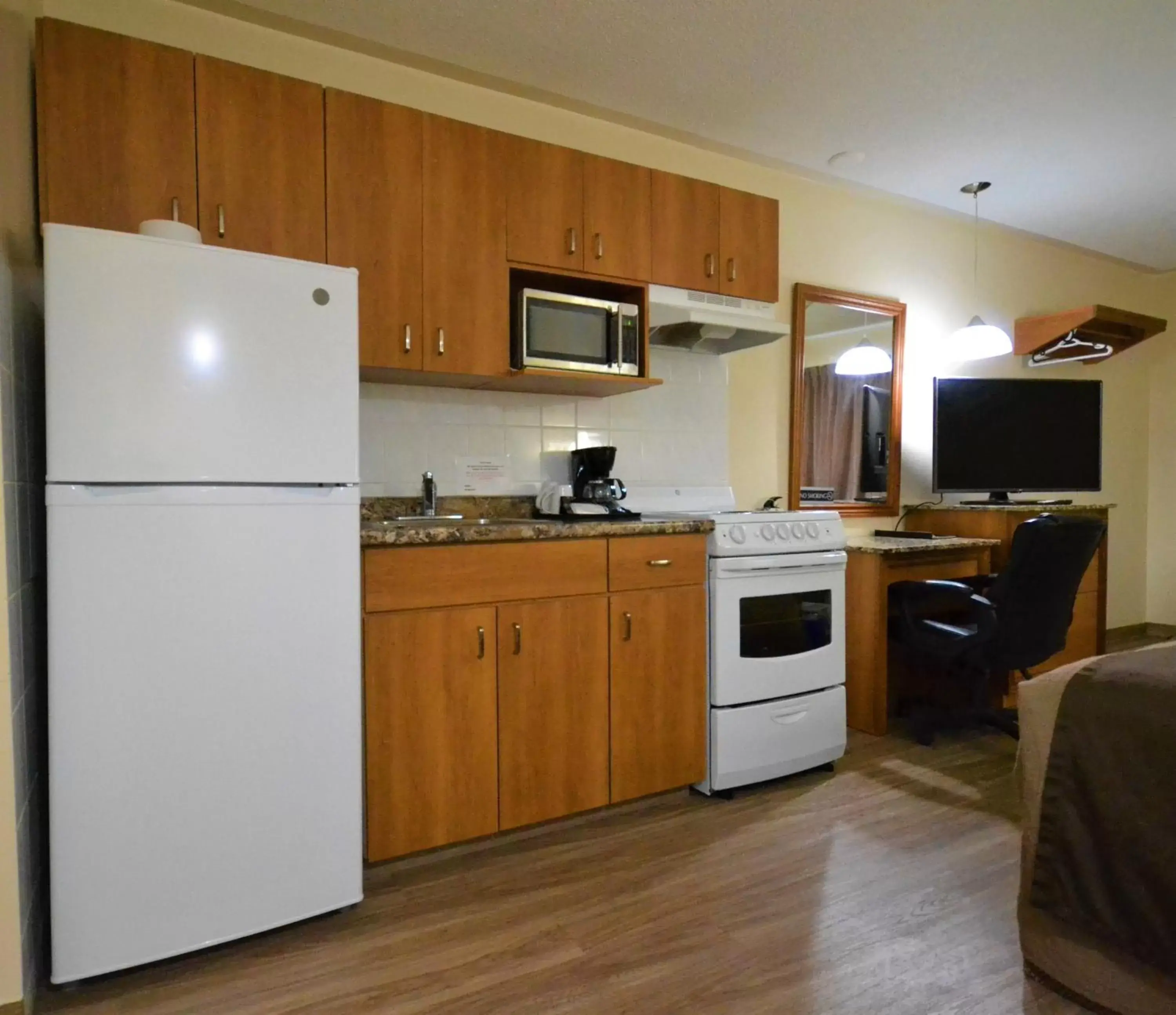 Kitchen/Kitchenette in Newmarket Inn