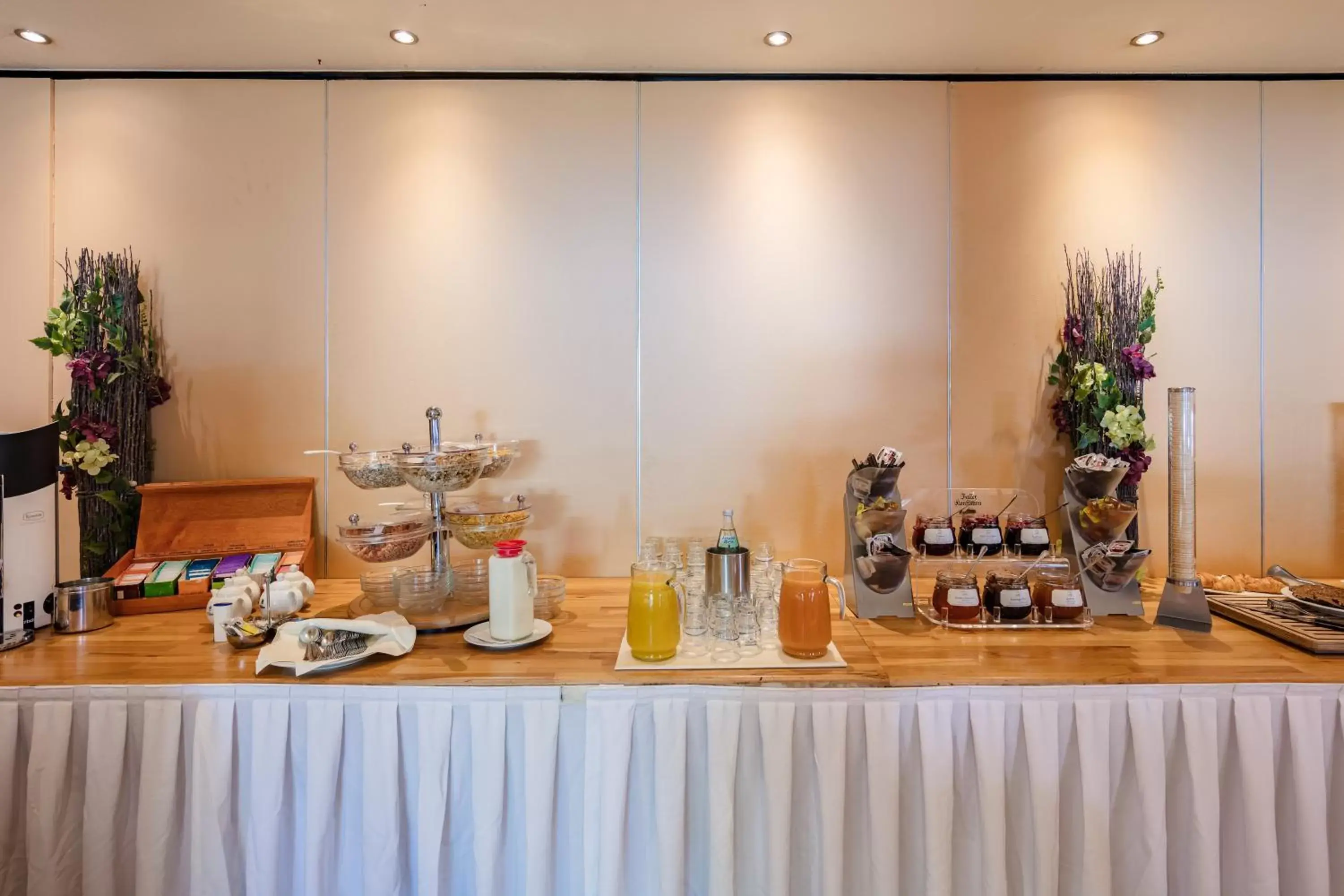 Buffet breakfast, Food in Hotel Zum Zeppelin Hamburg