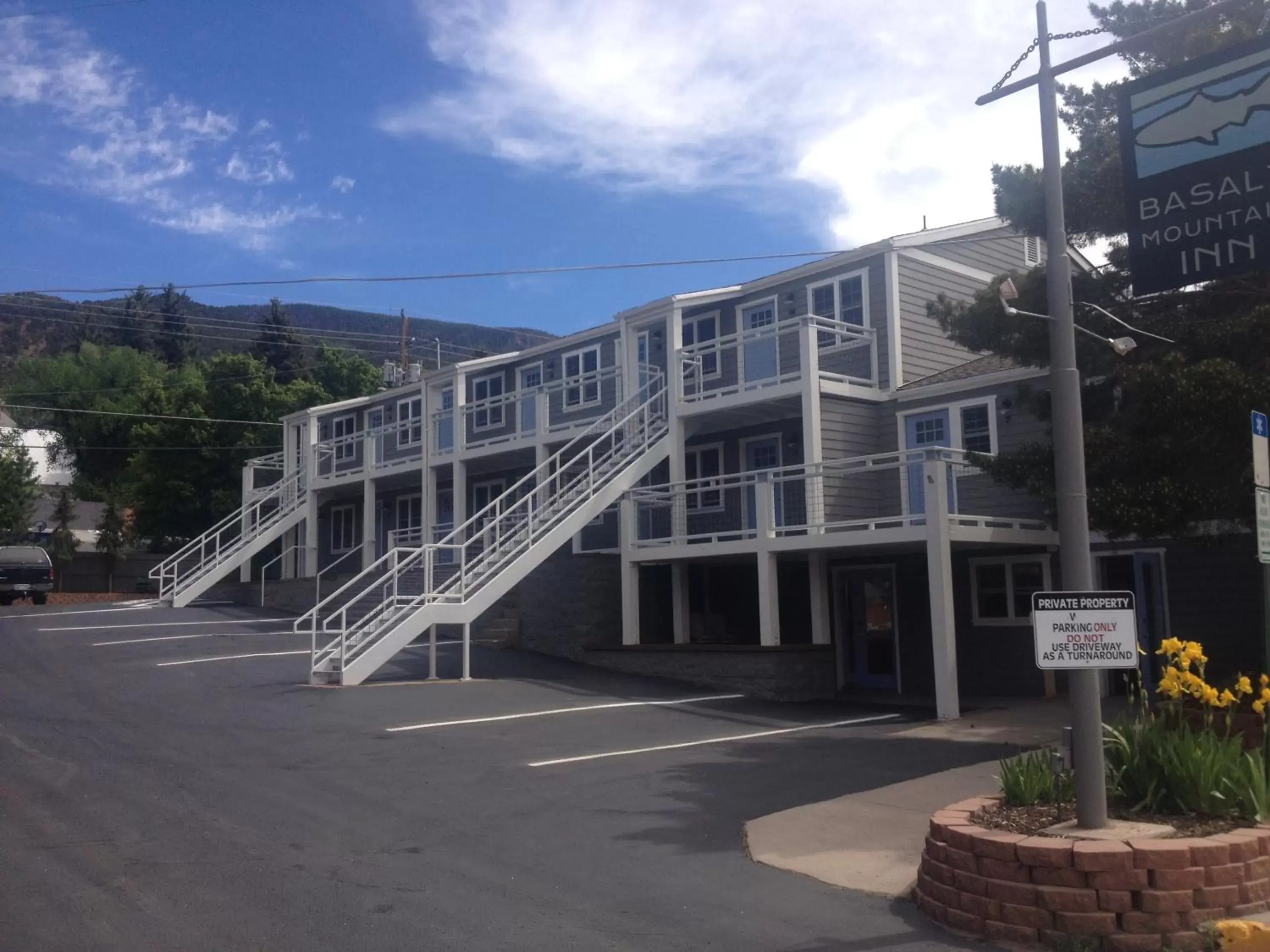 Facade/entrance, Property Building in Basalt Mountain Inn