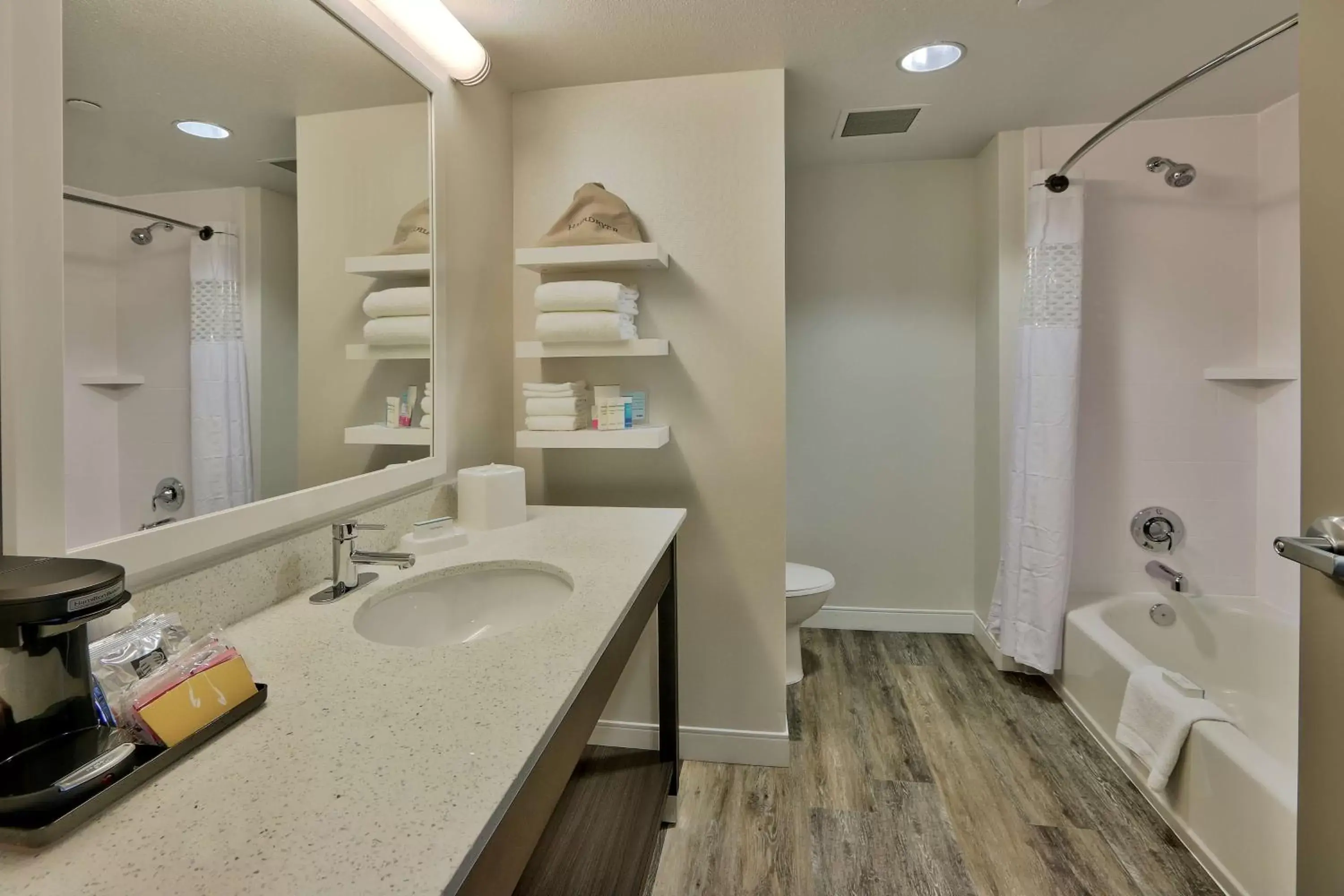 Bathroom in Hampton Inn & Suites Albuquerque Airport