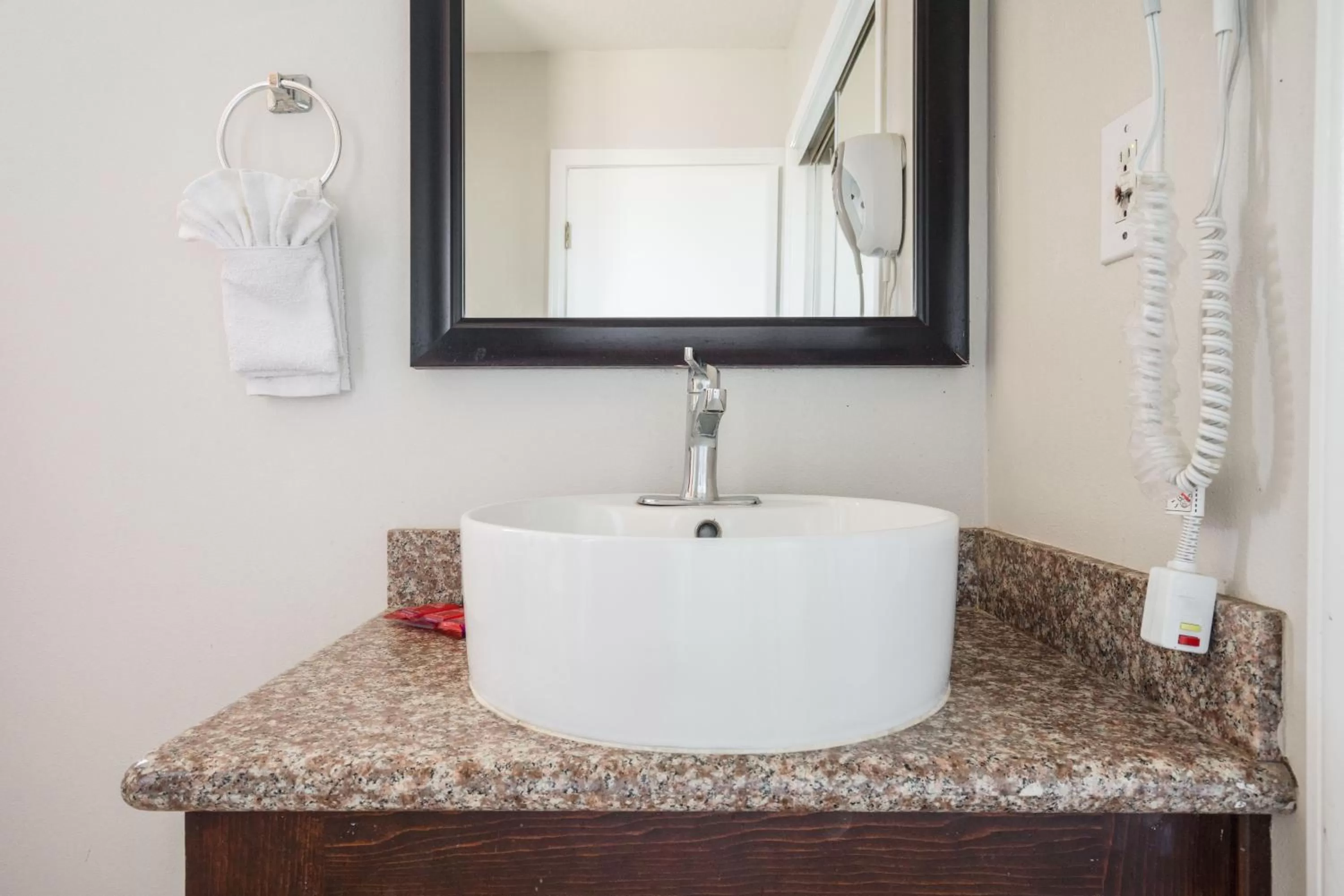 Solaire Inn & Suites