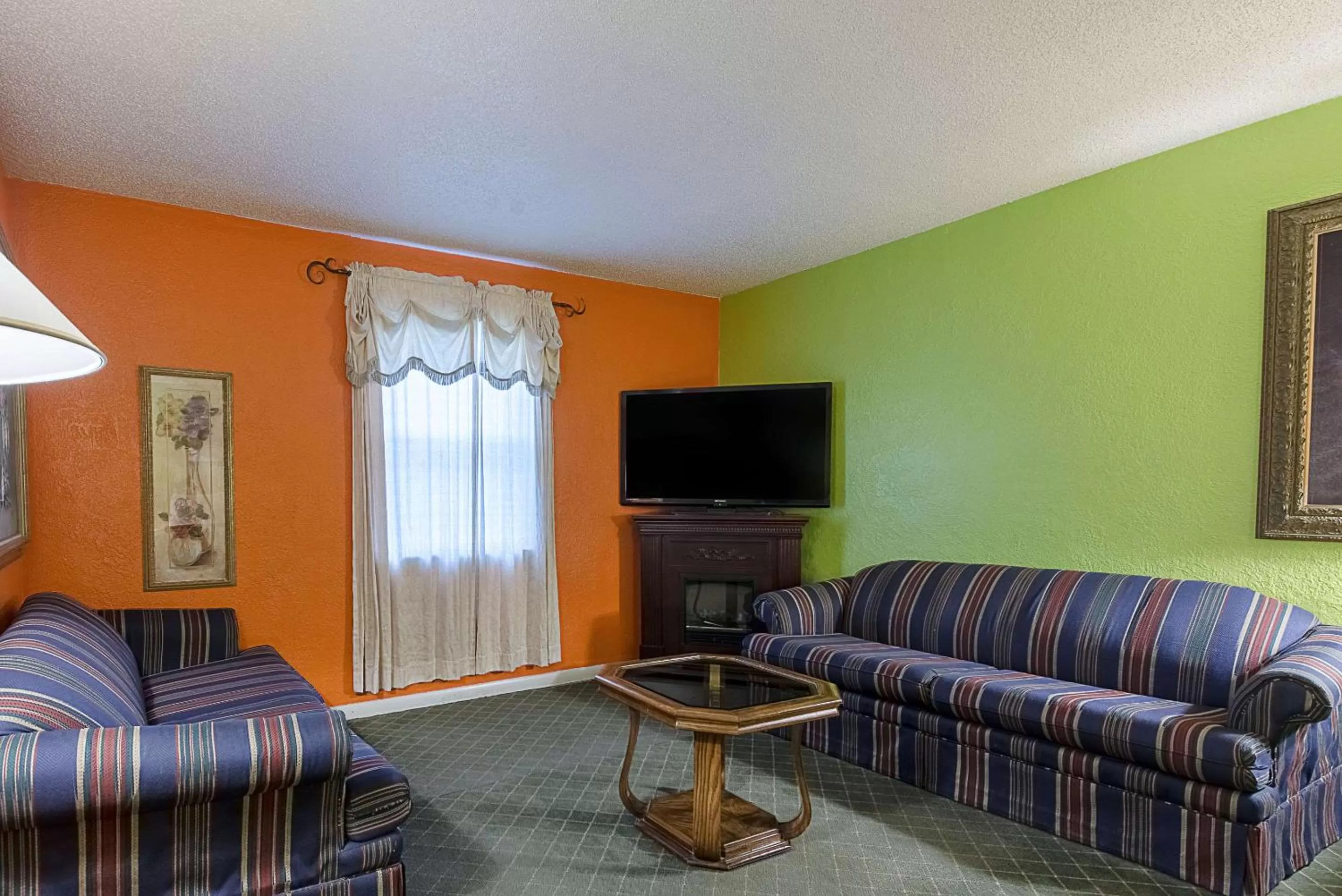 Photo of the whole room in Highway Inn