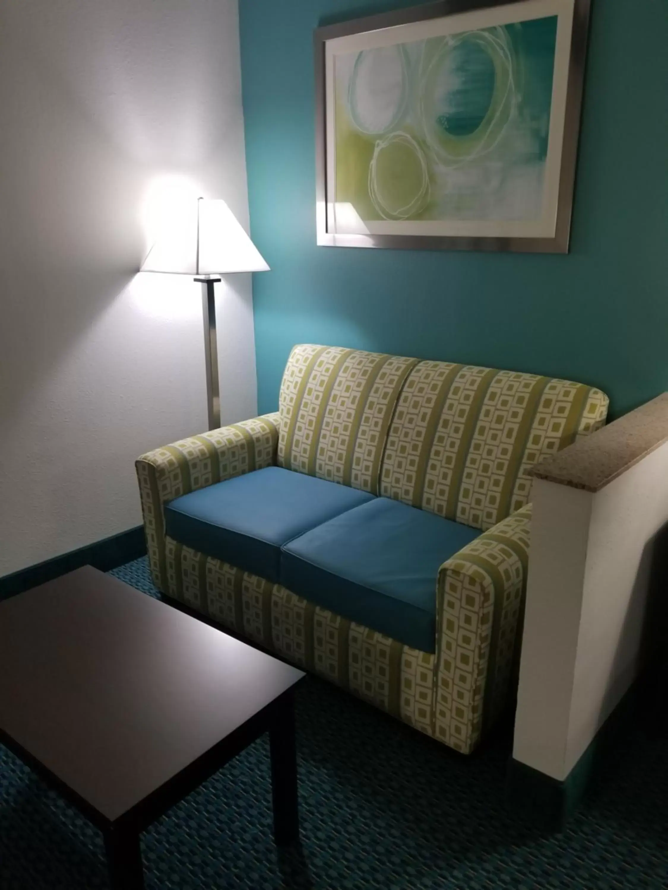 Bed, Seating Area in Best Western Plus Blue Angel Inn