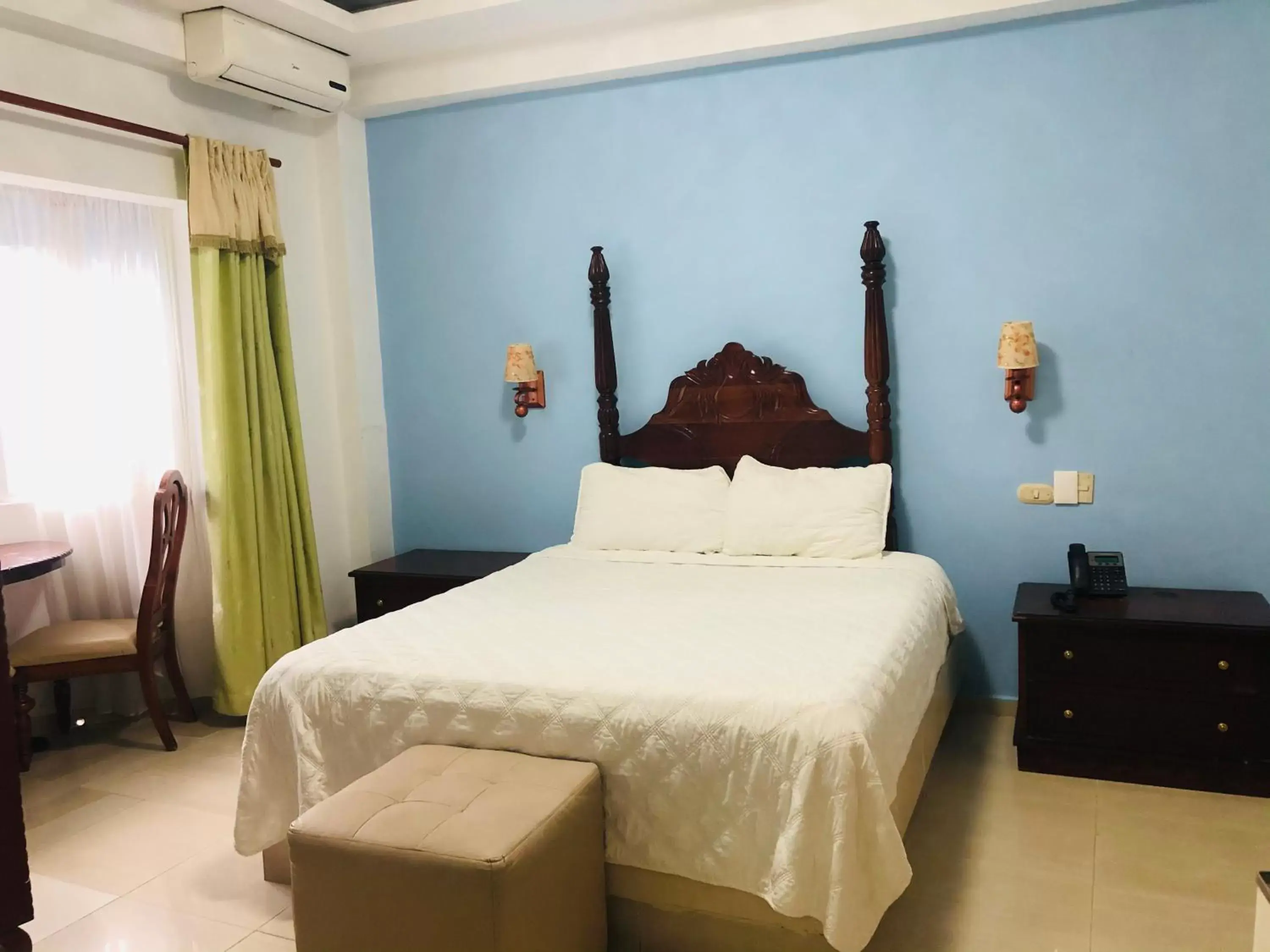 Property building, Bed in Hotel La Casona Dorada