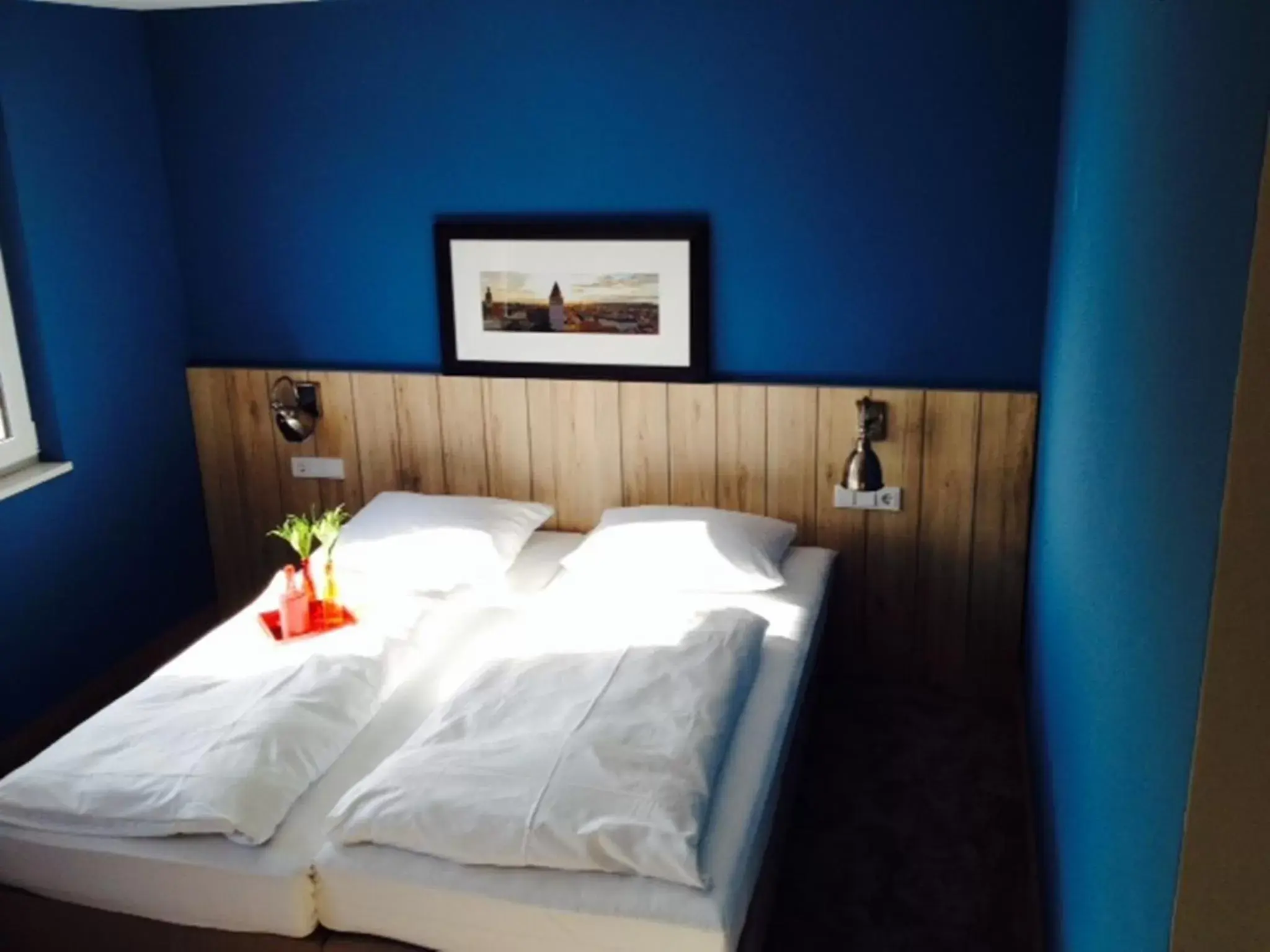 Photo of the whole room, Bed in Dock1