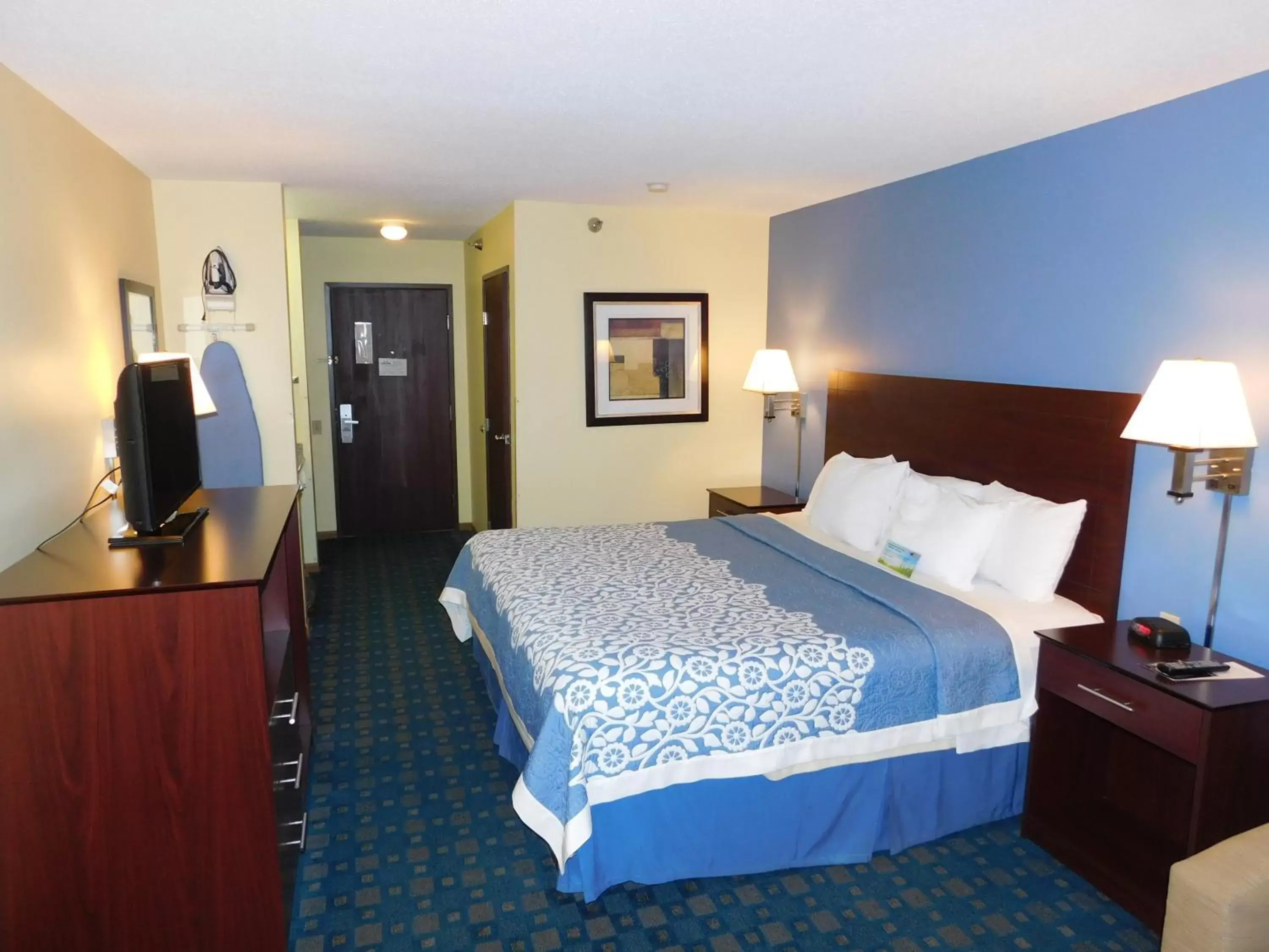 Photo of the whole room, Bed in Days Inn by Wyndham Sioux City