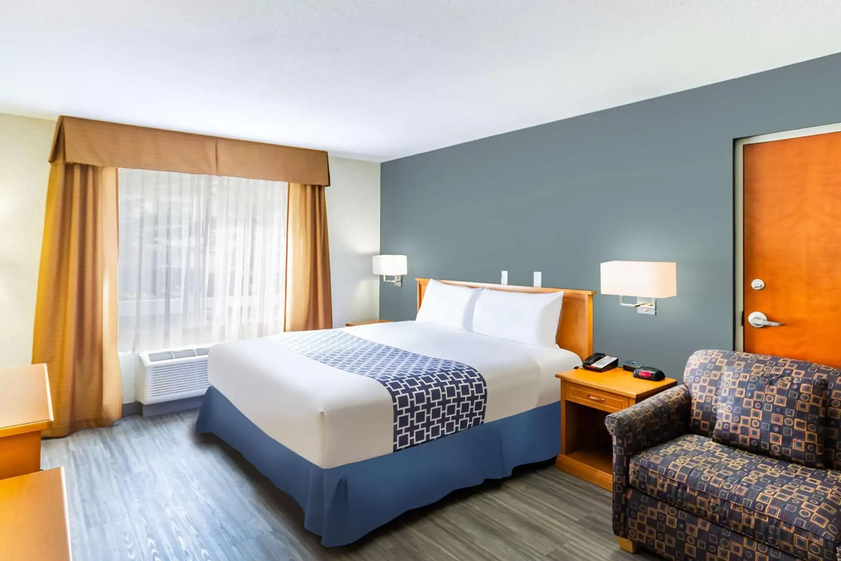 Photo of the whole room, Bed in Econo Lodge Inn & Suites University