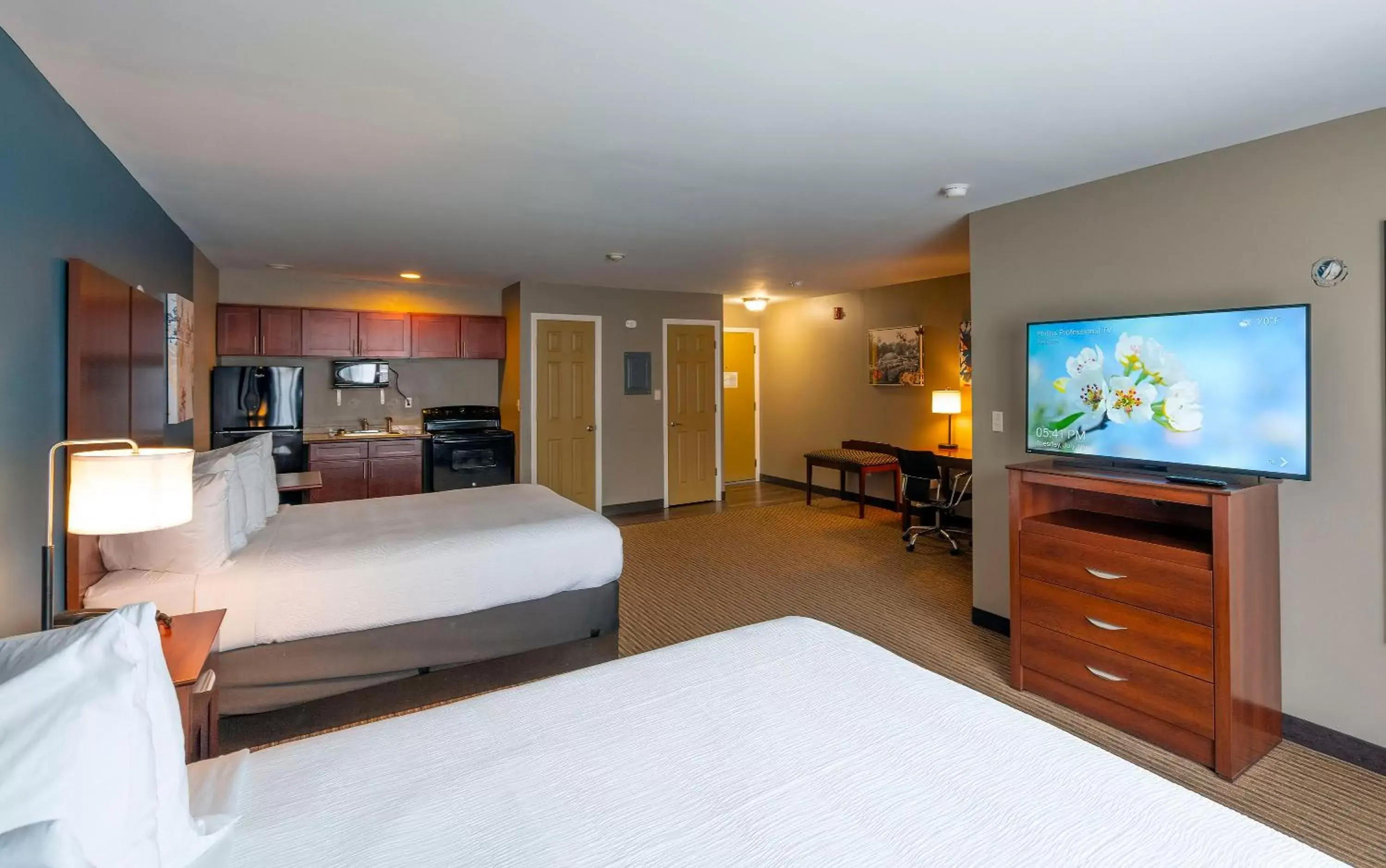 Kitchen or kitchenette, Bed in The Hotel Saratoga, Ascend Hotel Collection