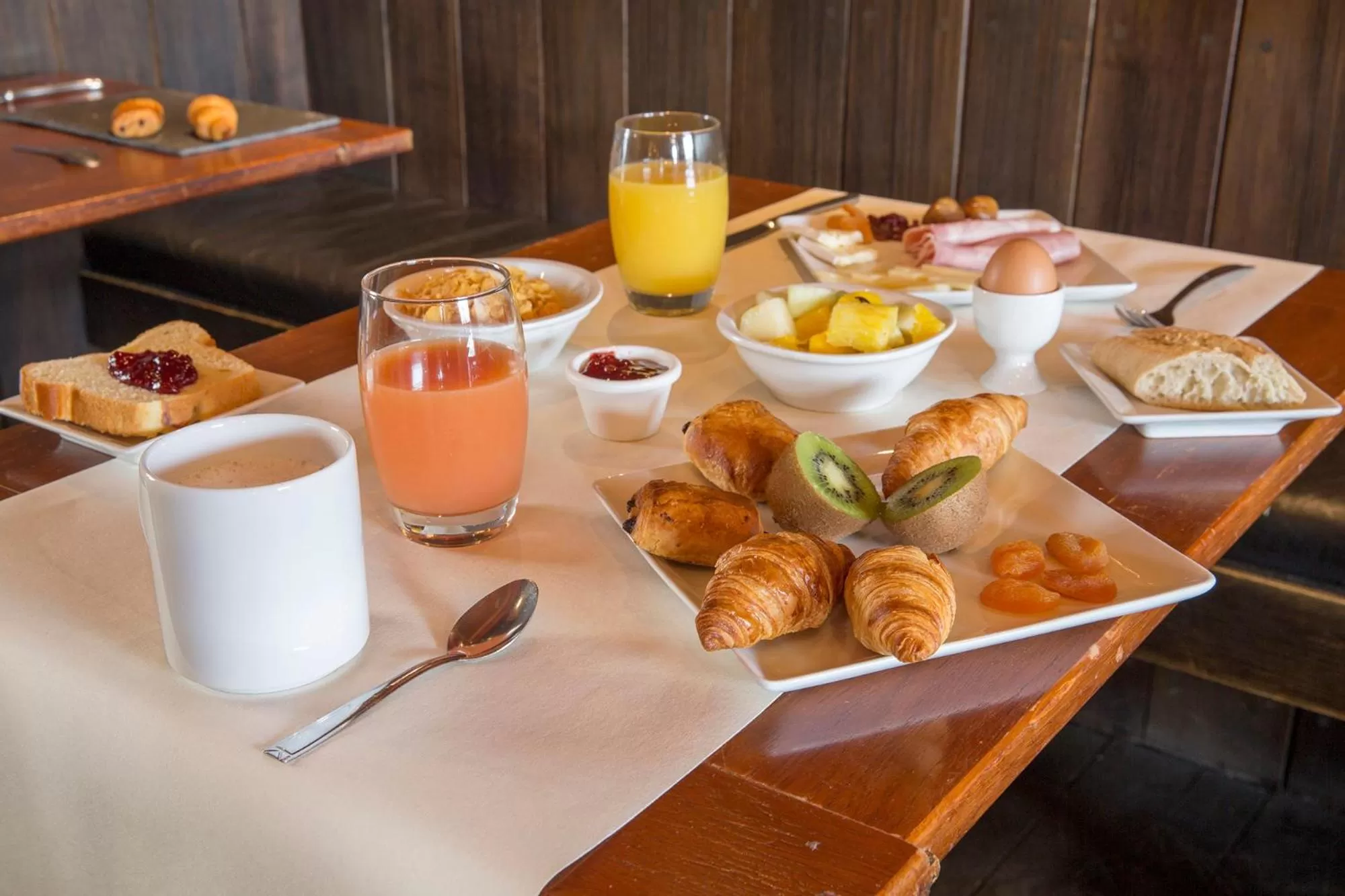 Buffet breakfast in Hôtel The Originals City Le Berry - proche centre-ville - Gare - parking - recharge véhicule