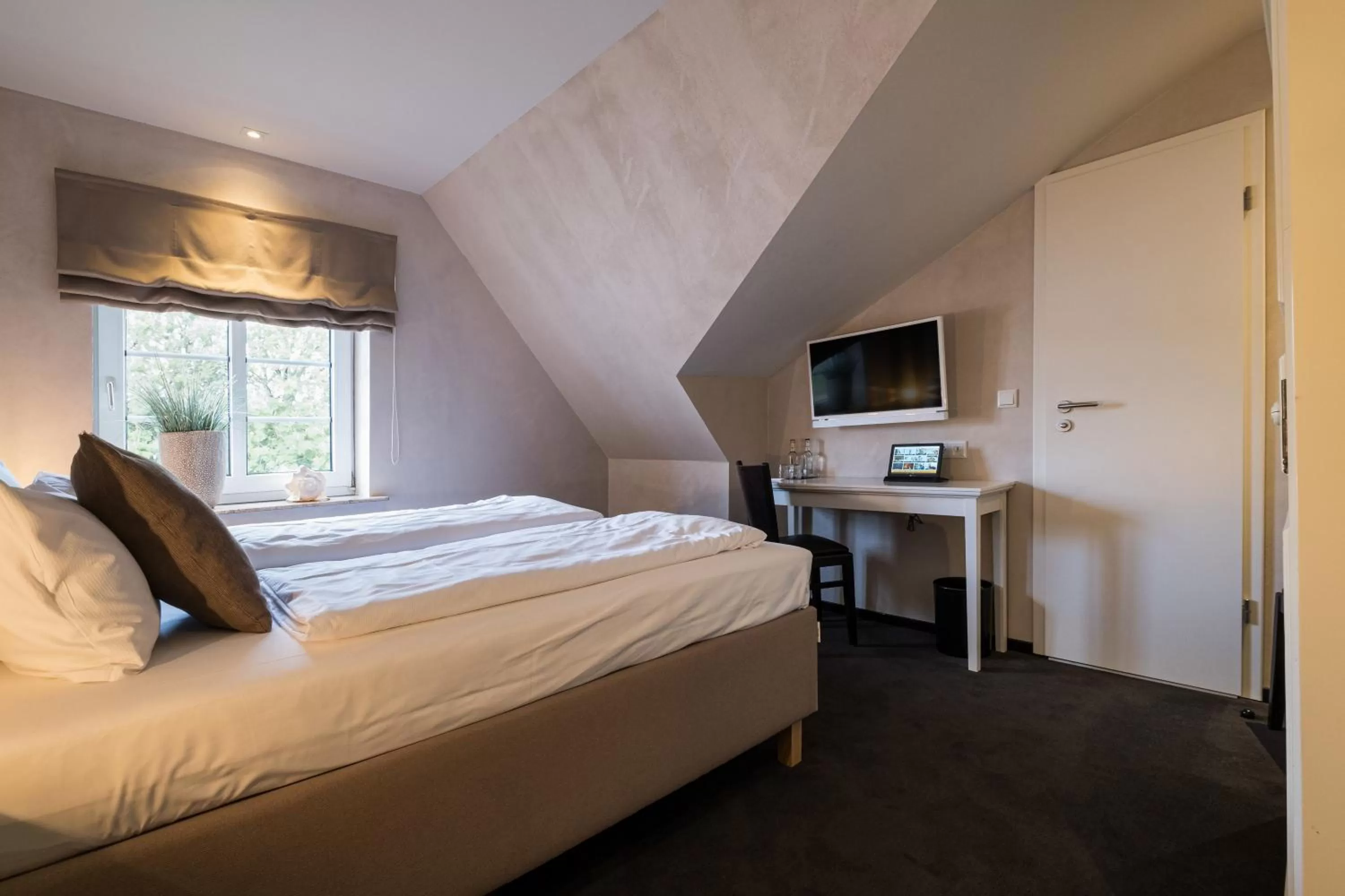 Photo of the whole room, Bed in Eichhorns