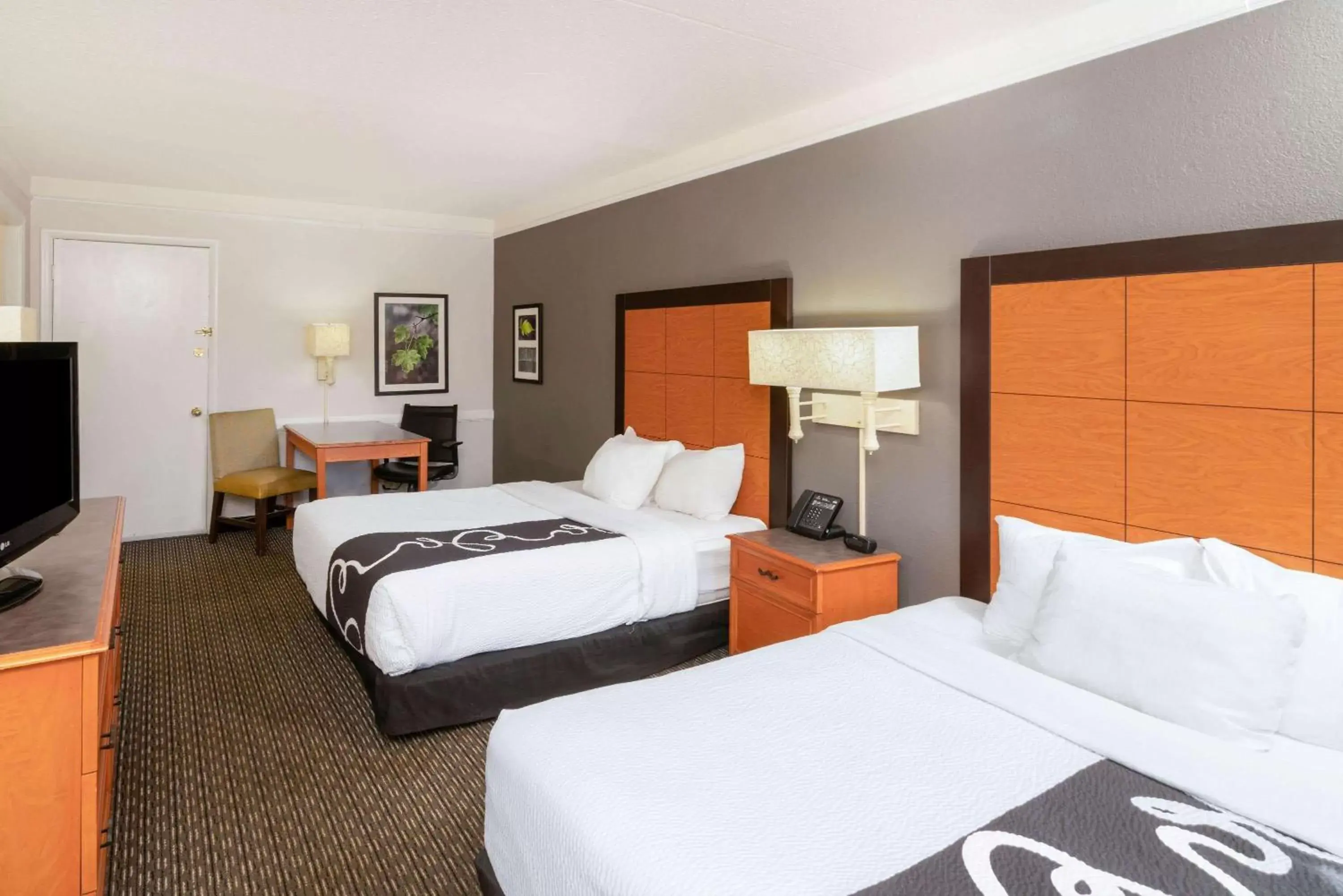 Photo of the whole room, Bed in La Quinta Inn by Wyndham Nashville South