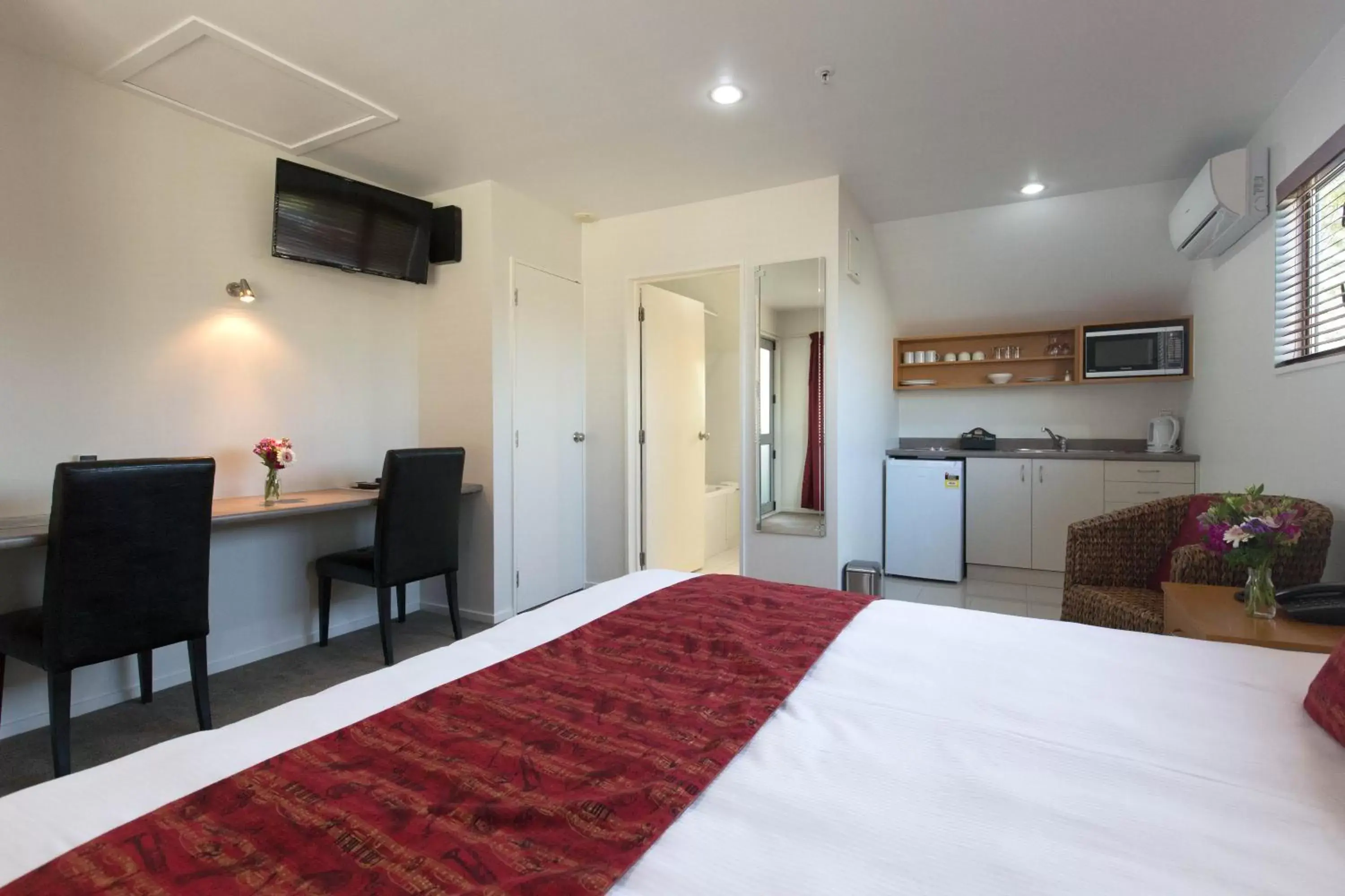 Bathroom, Bed in Riccarton Motor Lodge