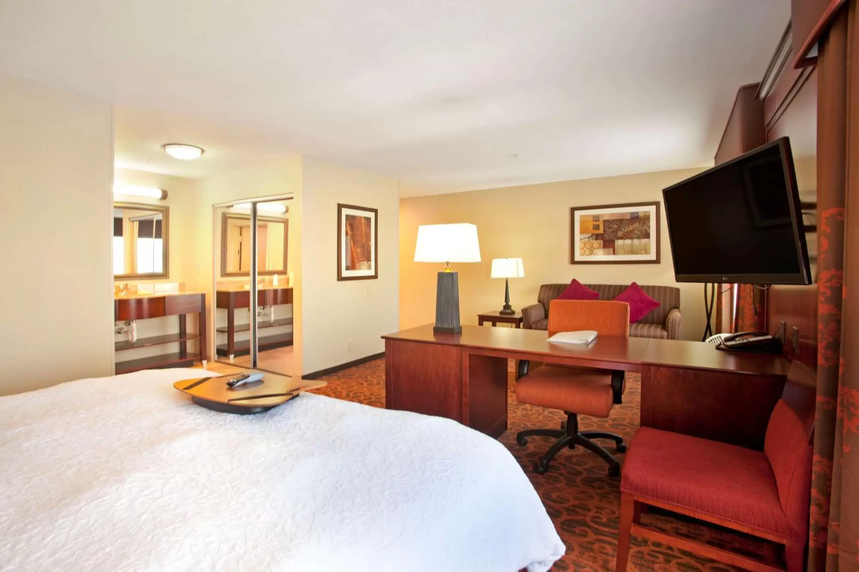 Living room, Bed in Hampton Inn & Suites Fort Worth-West-I-30