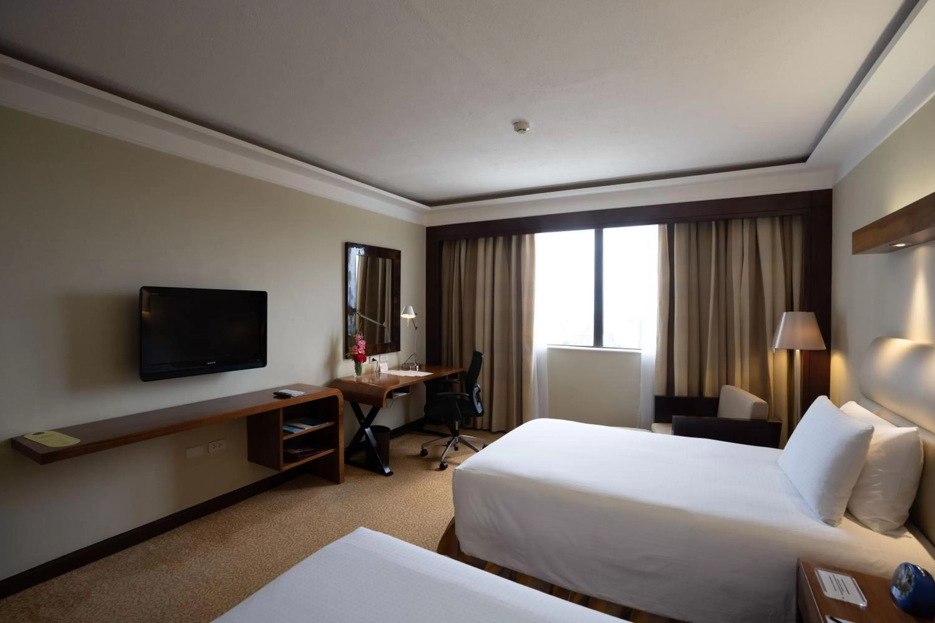 Communal lounge/ TV room, Bed in Marco Polo Plaza Cebu