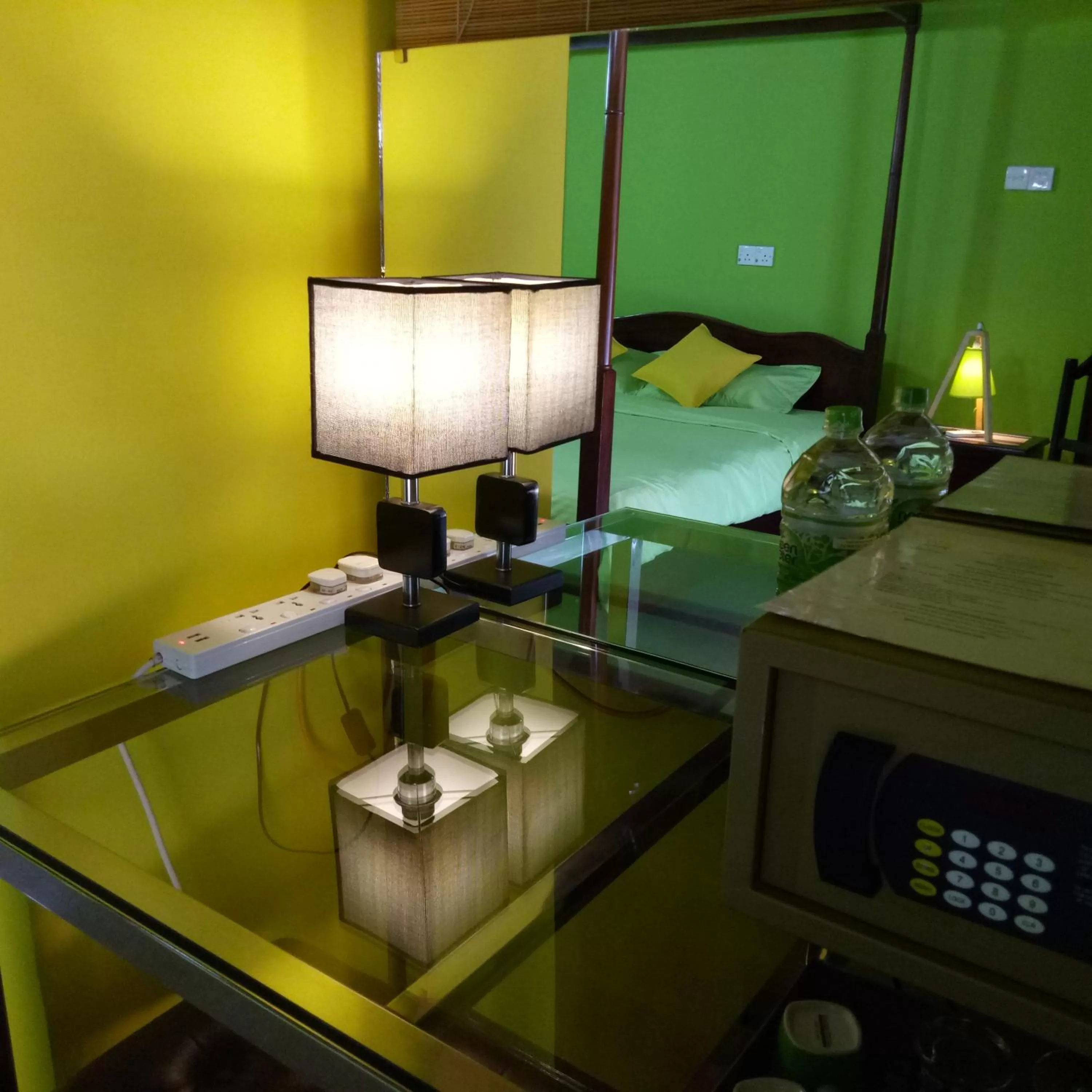 safe, Bed in Palms Villa