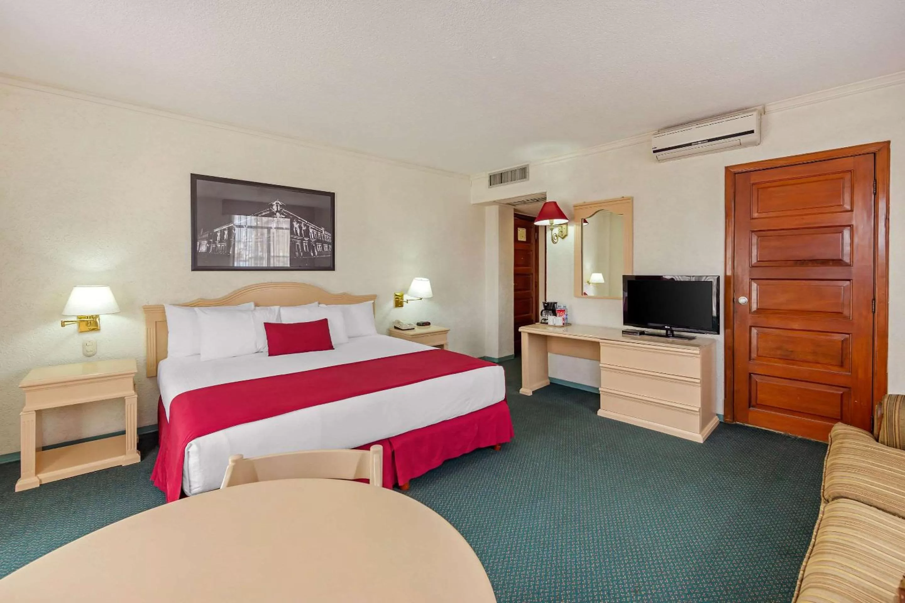 Photo of the whole room, Bed in Quality Inn Aguascalientes