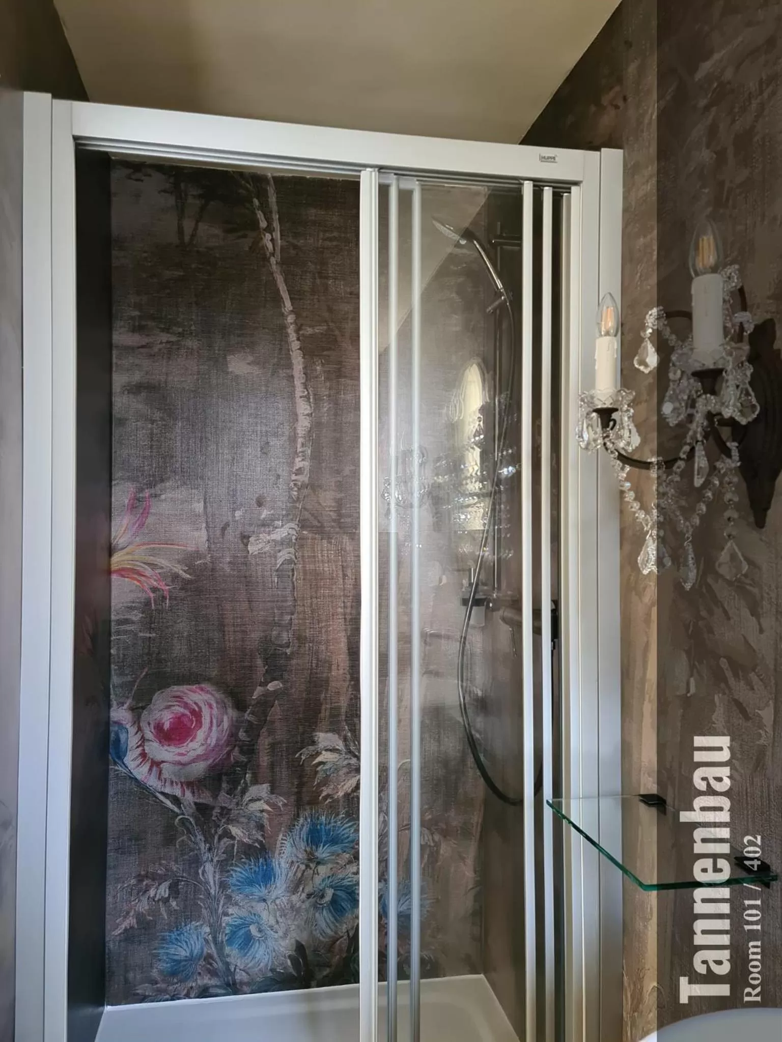 Shower in The Henry Self Check-In Guesthouse