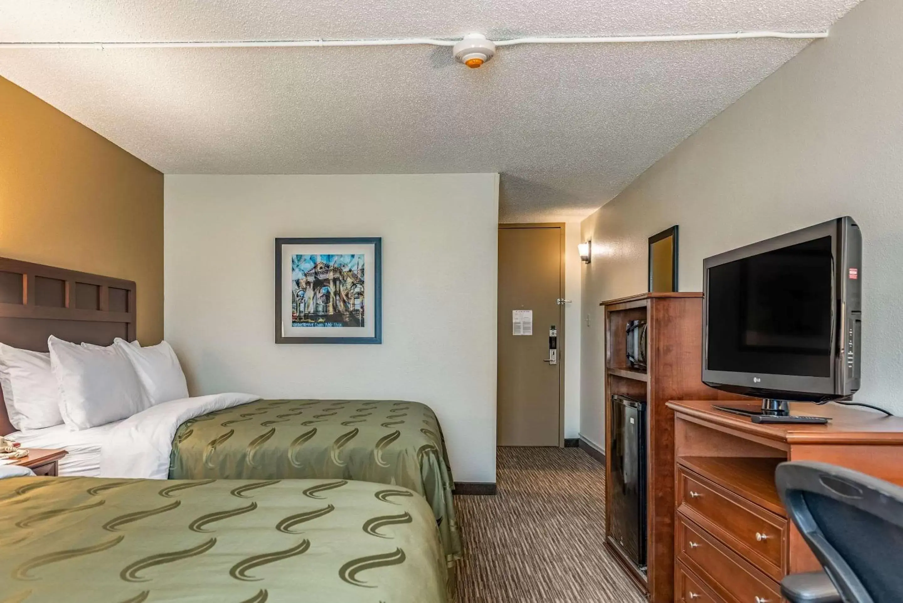 Photo of the whole room, Bed in Quality Inn Bucyrus North