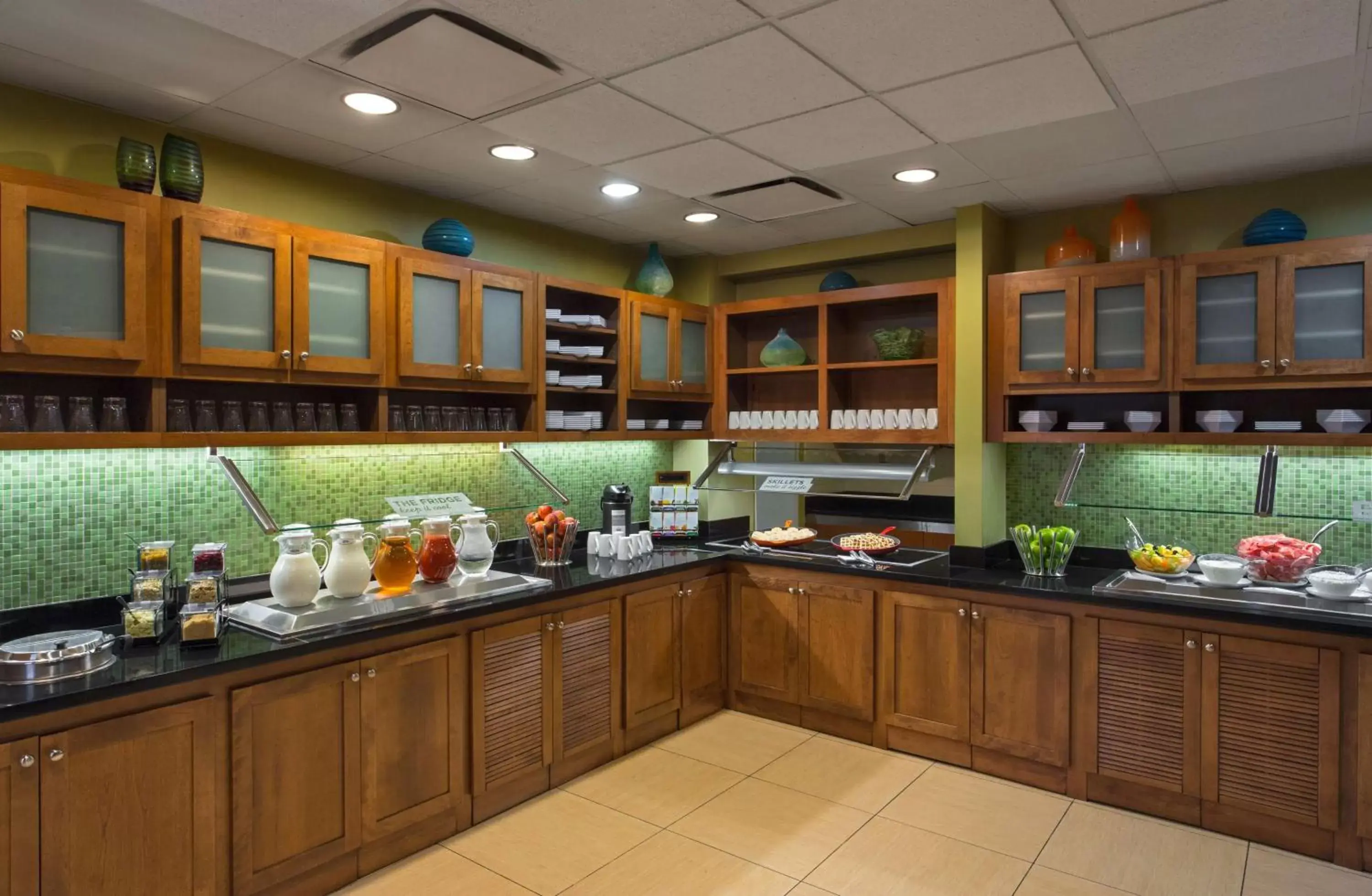 Restaurant/places to eat, Kitchen/Kitchenette in Hyatt Place Indianapolis Airport