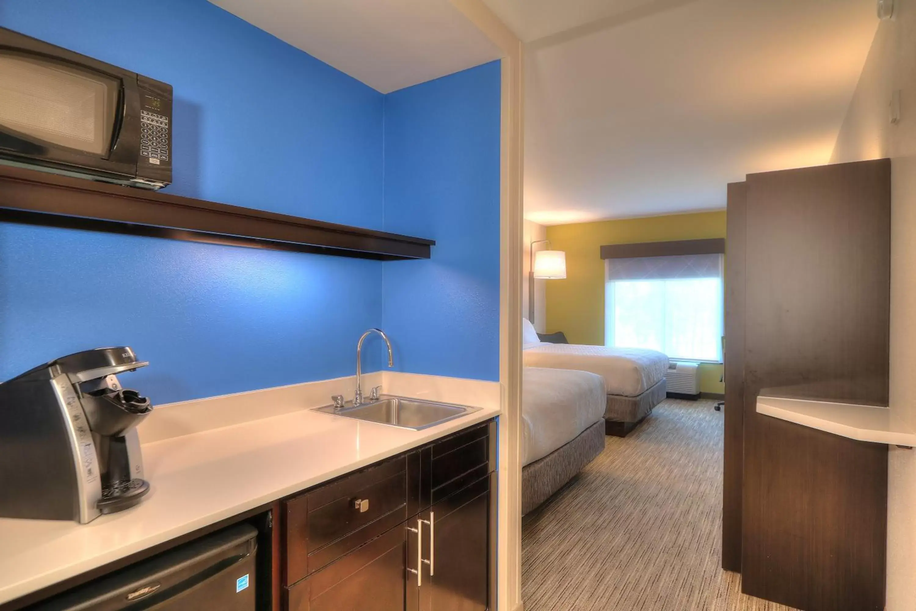 Photo of the whole room, Kitchen/Kitchenette in Holiday Inn Express Hotel & Suites Mobile Saraland, an IHG Hotel