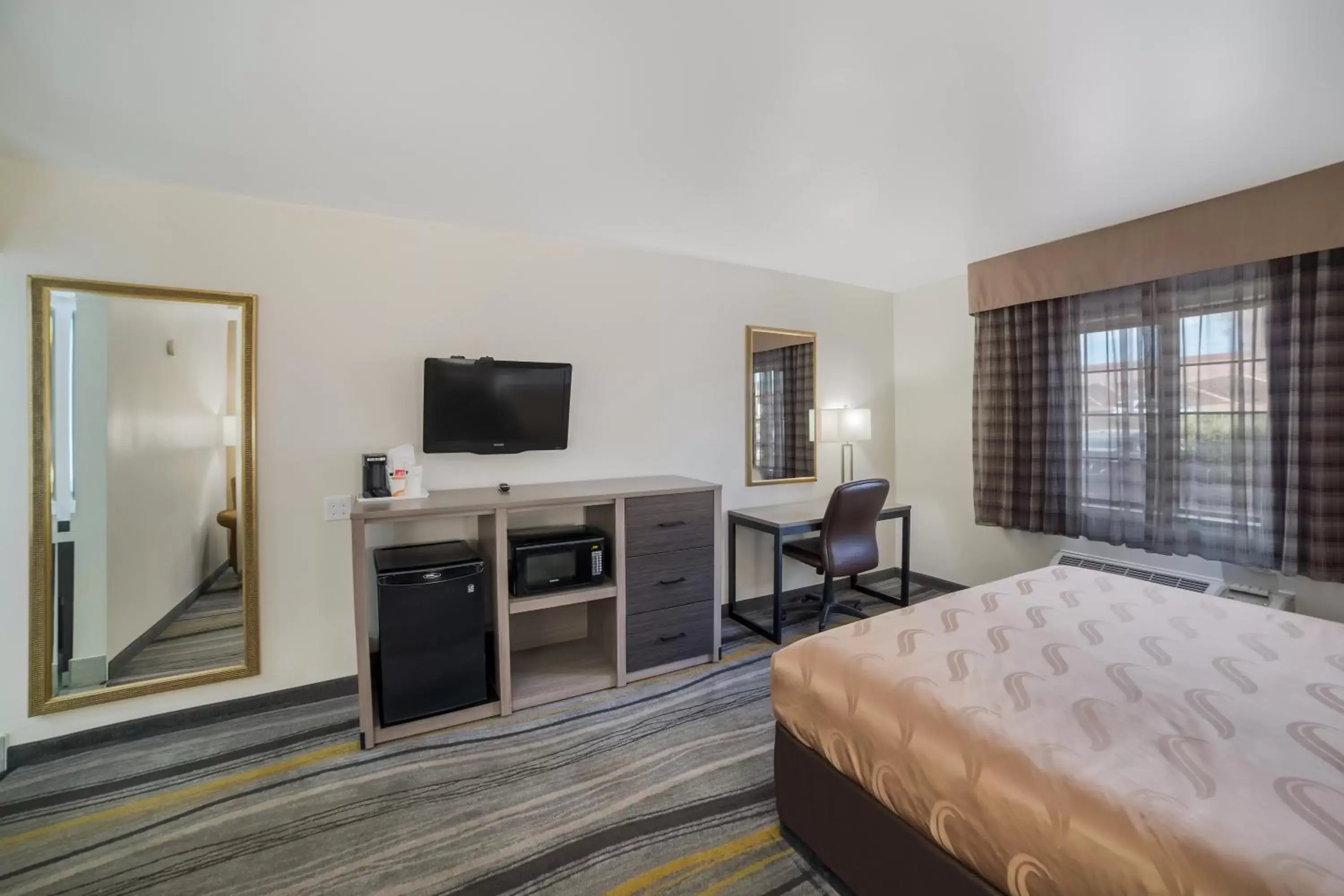 Bed, TV/Entertainment Center in Quality Inn and Suites Goodyear