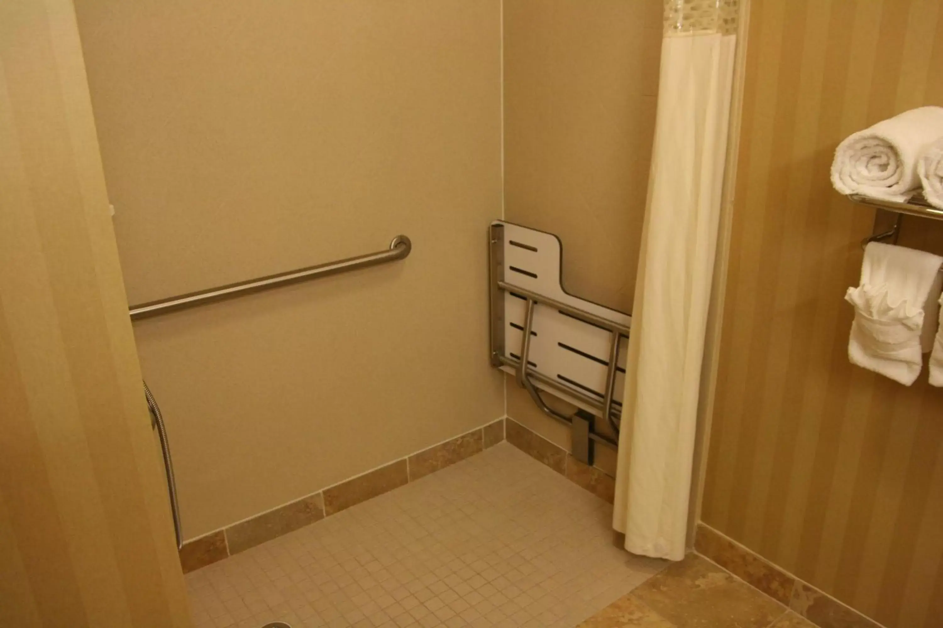 Bed, Bathroom in Hampton Inn & Suites Mobile Providence Park/Airport