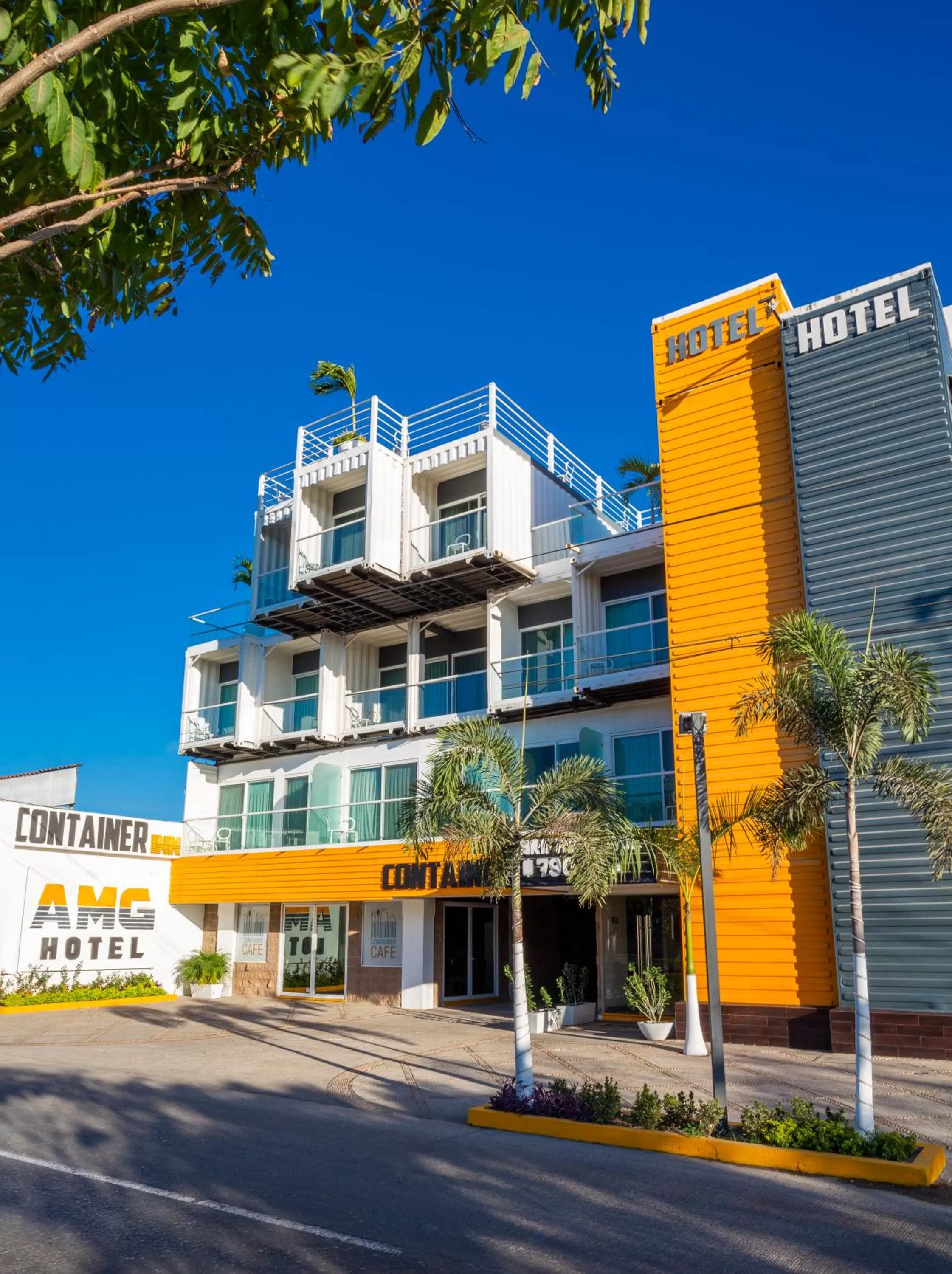 Property building in Container Inn Hotel Aeropuerto