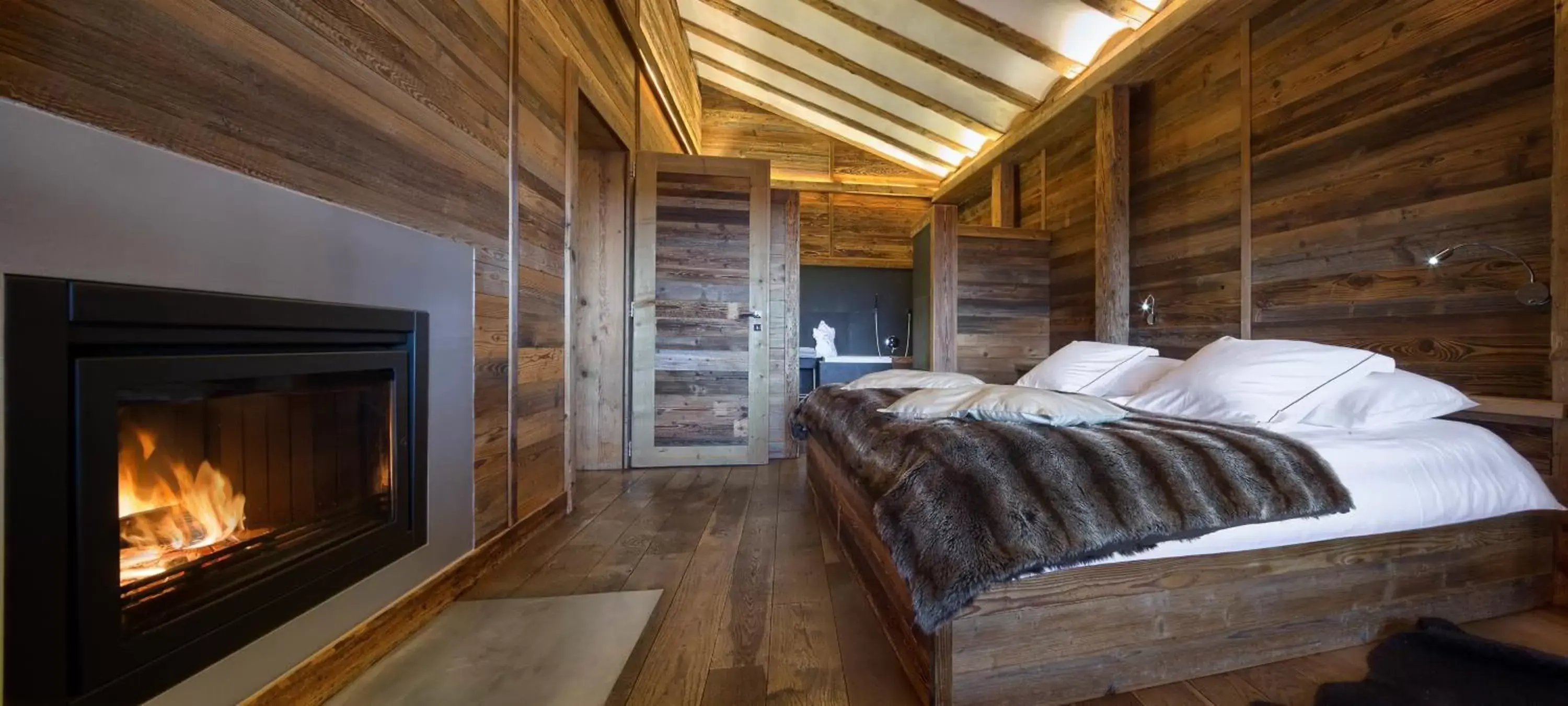 Photo of the whole room, Bed in Hostellerie du Pas de l'Ours "Relais et Châteaux"