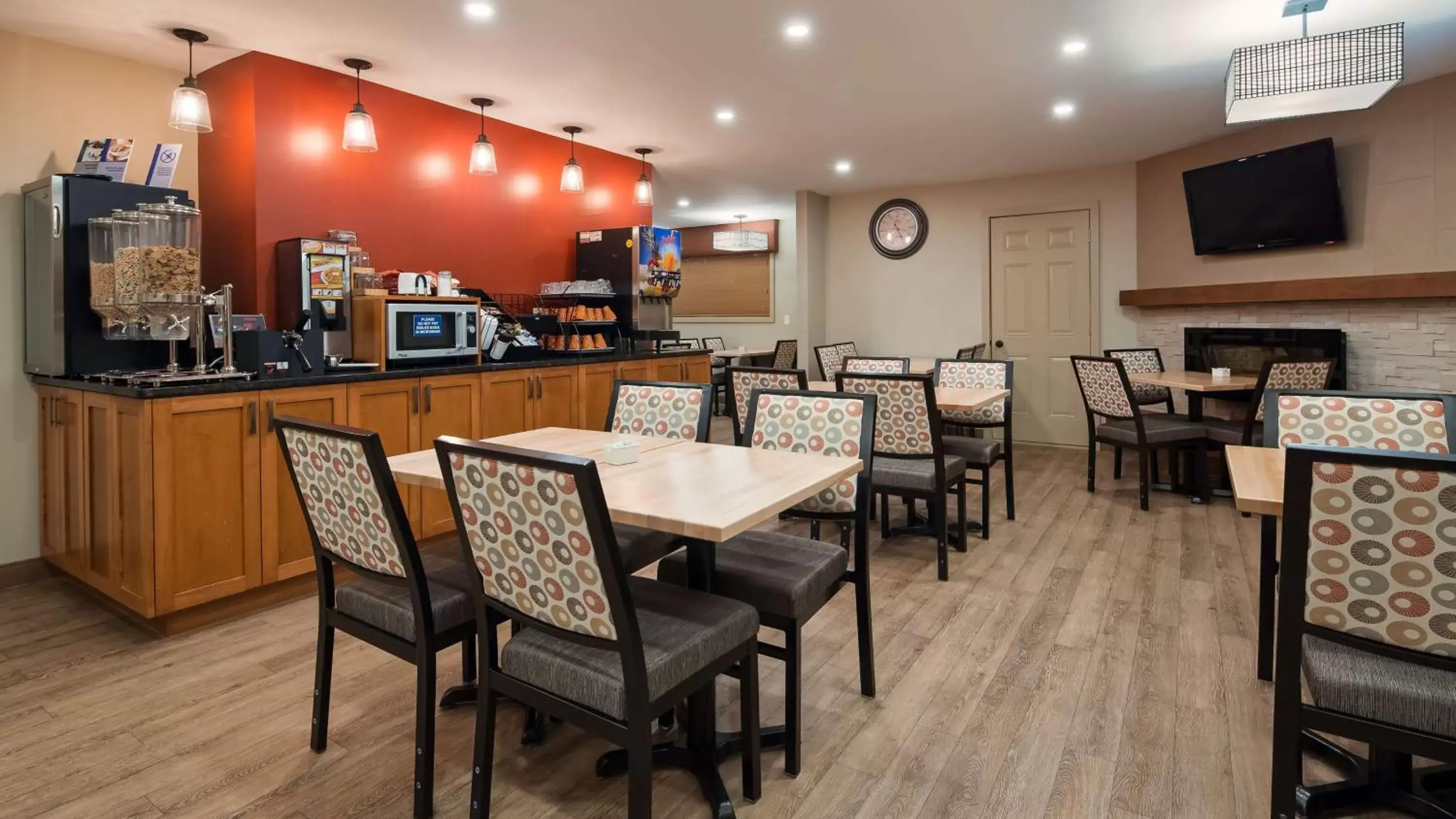 Restaurant/Places to Eat in SureStay Plus Hotel by Best Western Salmon Arm